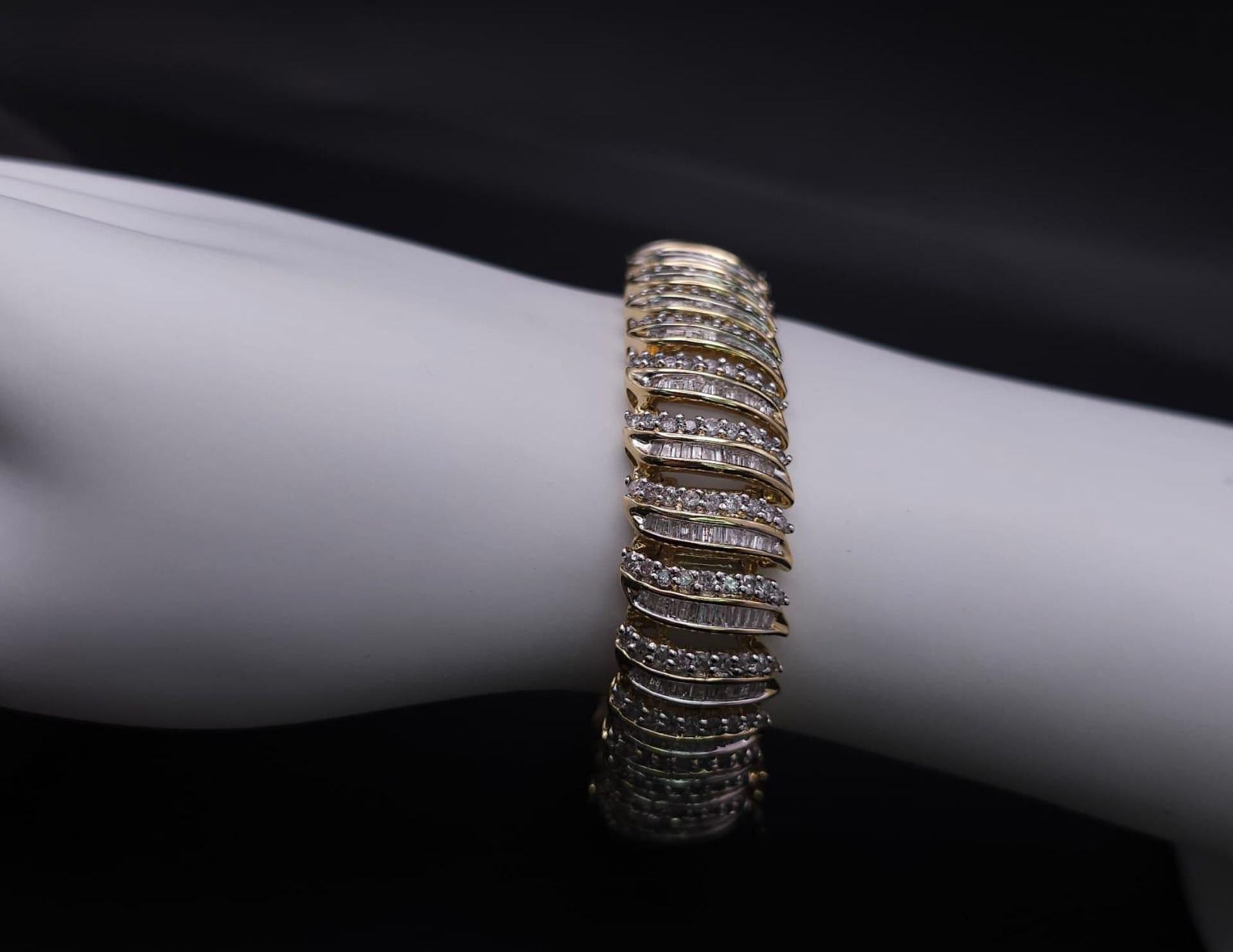 A BEAUTIFUL HEAD-TURNING 14K YELLOW GOLD DIAMOND TENNIS BRACELET WITH A MIXTURE OF ROUND AND - Image 10 of 10