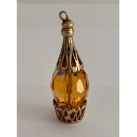 9 carat GOLD CHIANTI BOTTLE CHARM. Fully hallmarked. 5.5 grams. Approx 3.4 cm.