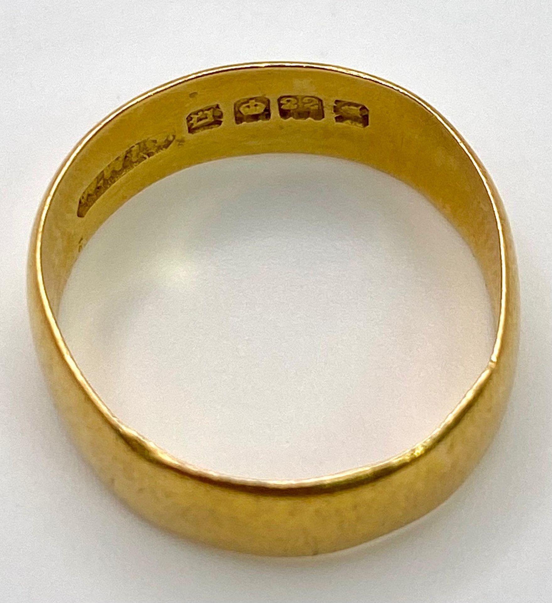 A Vintage 22K Yellow Gold Band Ring. Size J. 2.88g. Full UK hallmarks. - Image 4 of 5