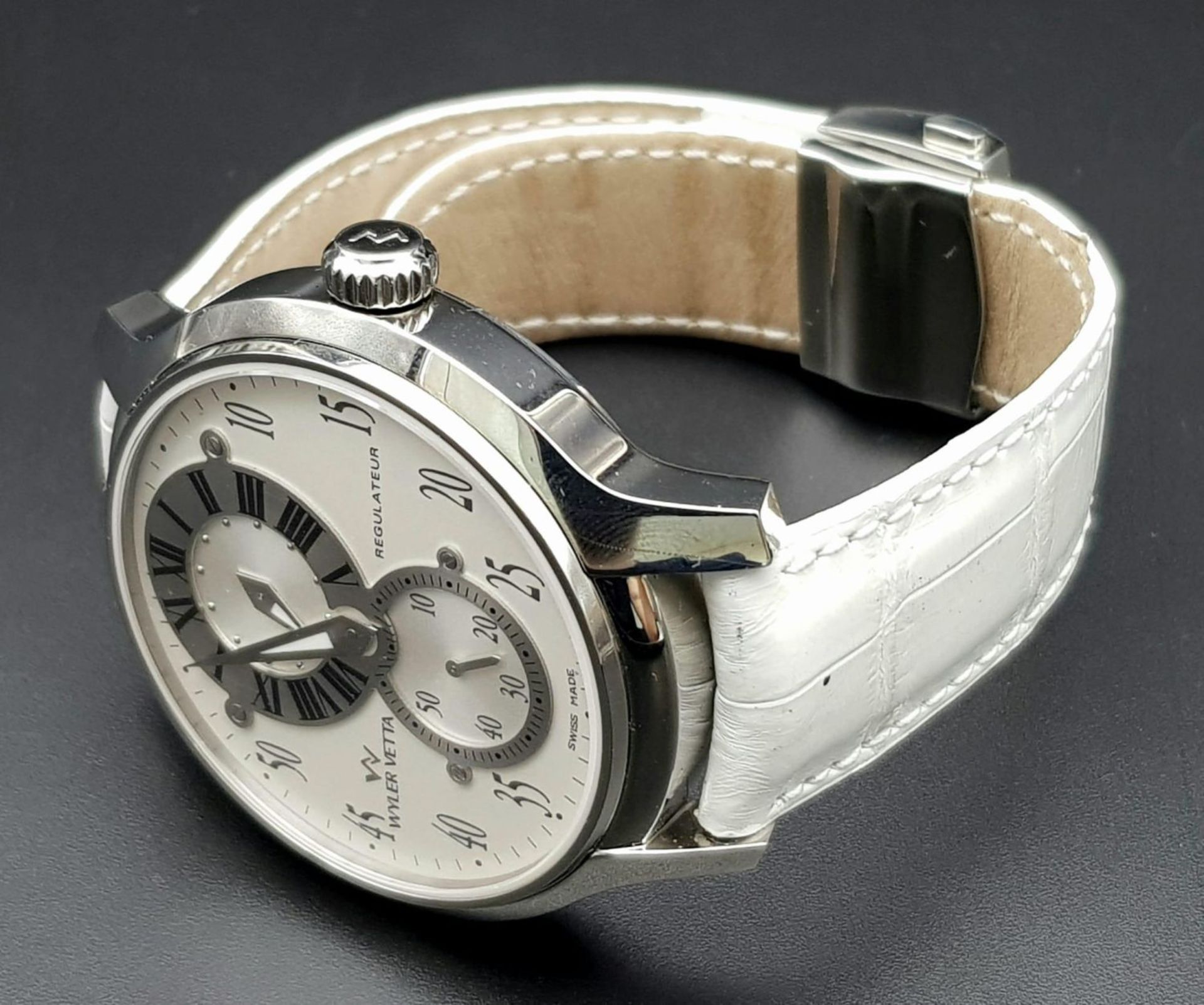 A Wyler Vetta Regulateur Quartz Gents Watch. White leather strap. Stainless steel case - 44mm. White - Bild 13 aus 20