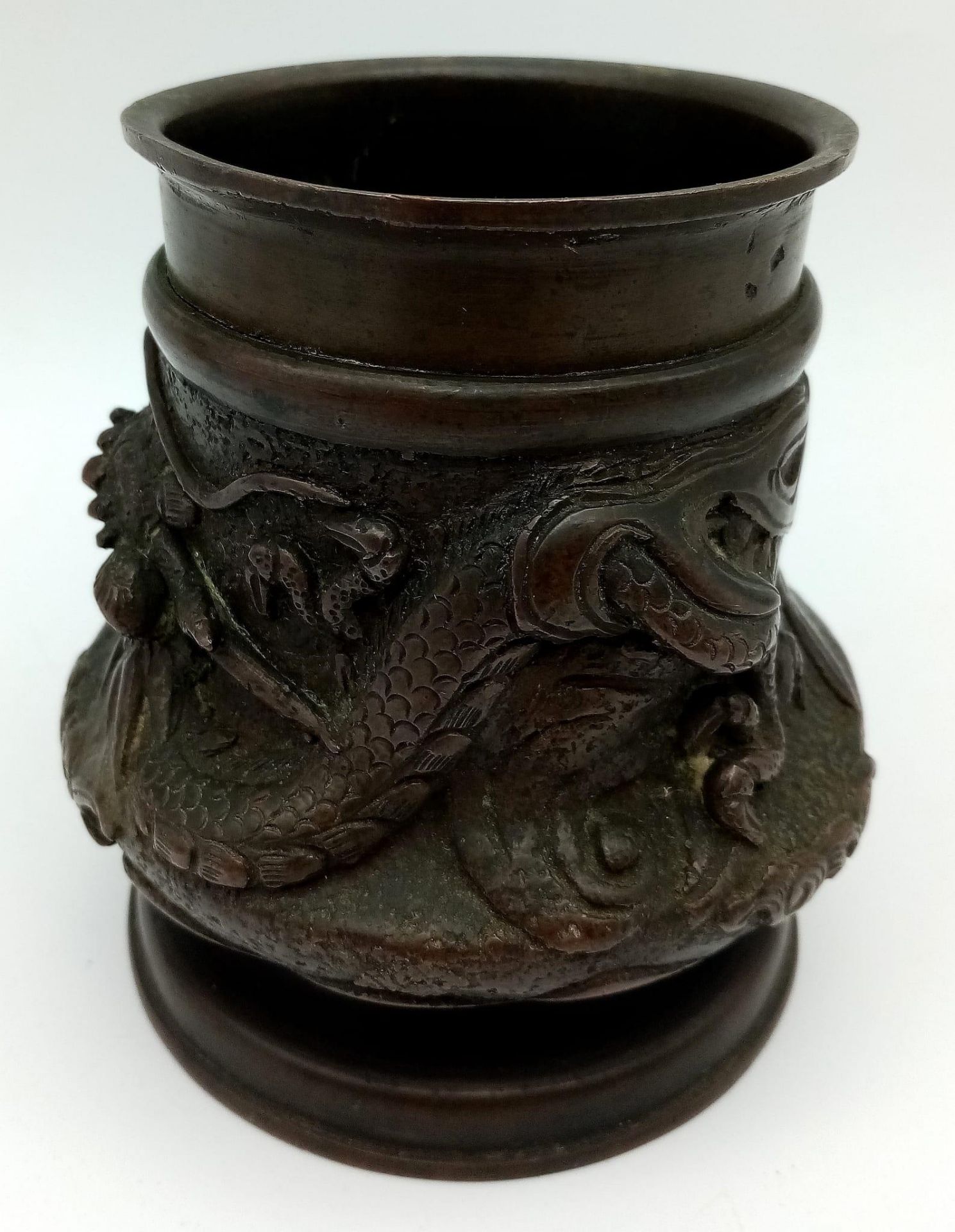 A Visually Stunning Antique Chinese Bronze Brush Pot - With wonderful flowing dragon decoration. - Bild 2 aus 11