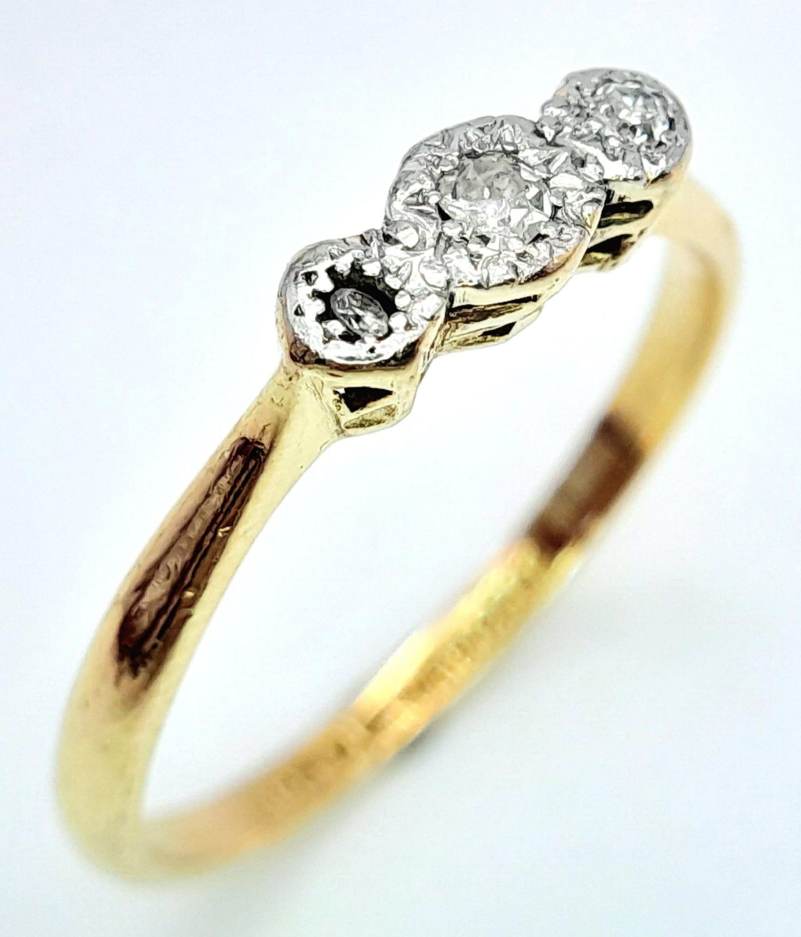AN 18K YELLOW GOLD & PLATINUM VINTAGE 3 STONE DIAMOND RING. 2.3G. SIZE P - Image 3 of 6