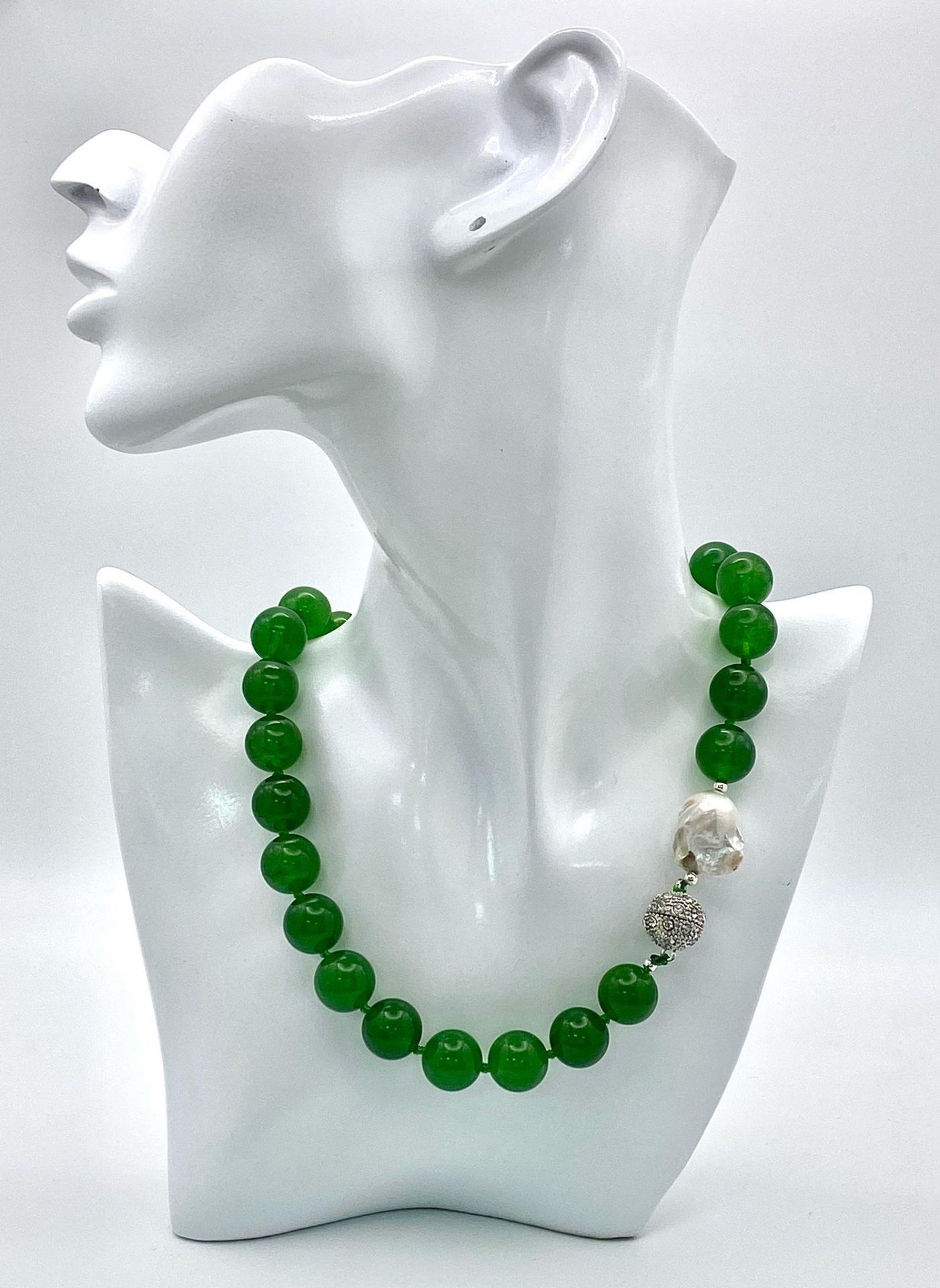 A Green Jade and Keisha Baroque Pearl Necklace. 14mm green jade beads with a baroque pearl