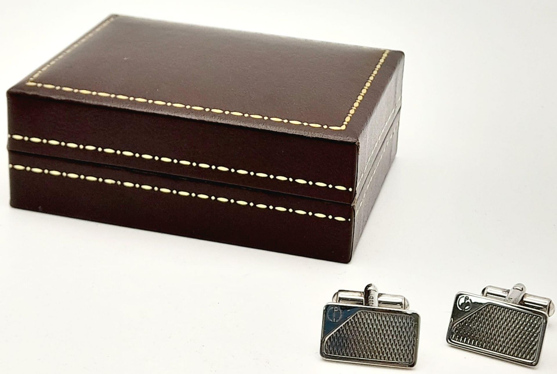 A Pair of Hallmarked 1985 Sterling Silver Cufflinks by Dunhill in their original presentation box. - Bild 13 aus 13