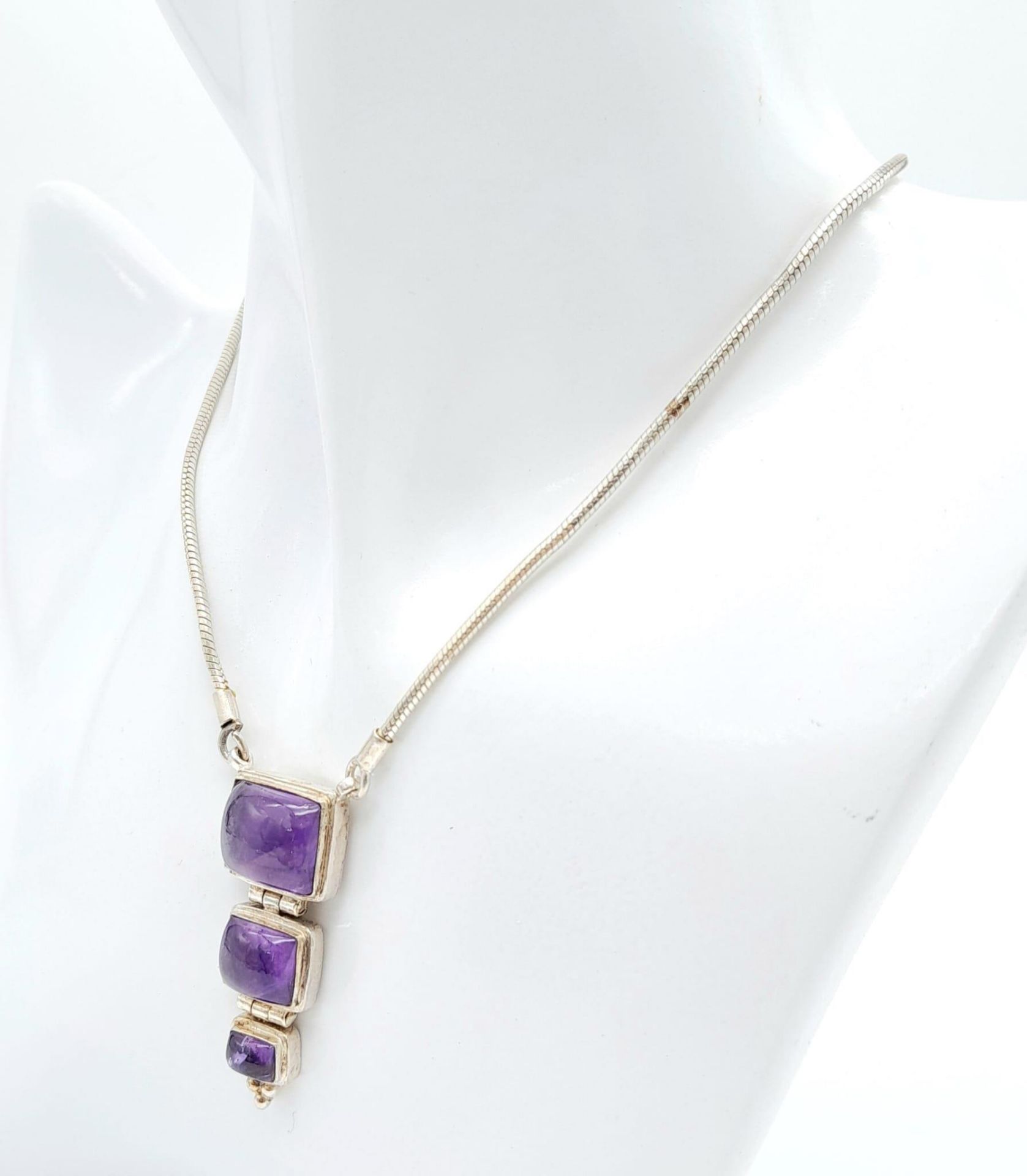 A Vintage Sterling Silver, Graduating Size, Amethyst Set Necklace. 40-43cm Length. Gross Weight 19. - Bild 2 aus 11