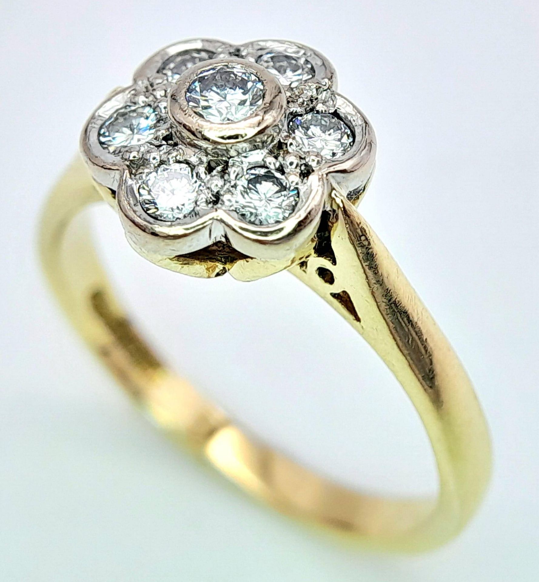 AN 18K YELLOW GOLD DIAMOND FLOWER CLUSTER RING. 0.25CTW. 3.8G. SIZE M. - Bild 2 aus 5