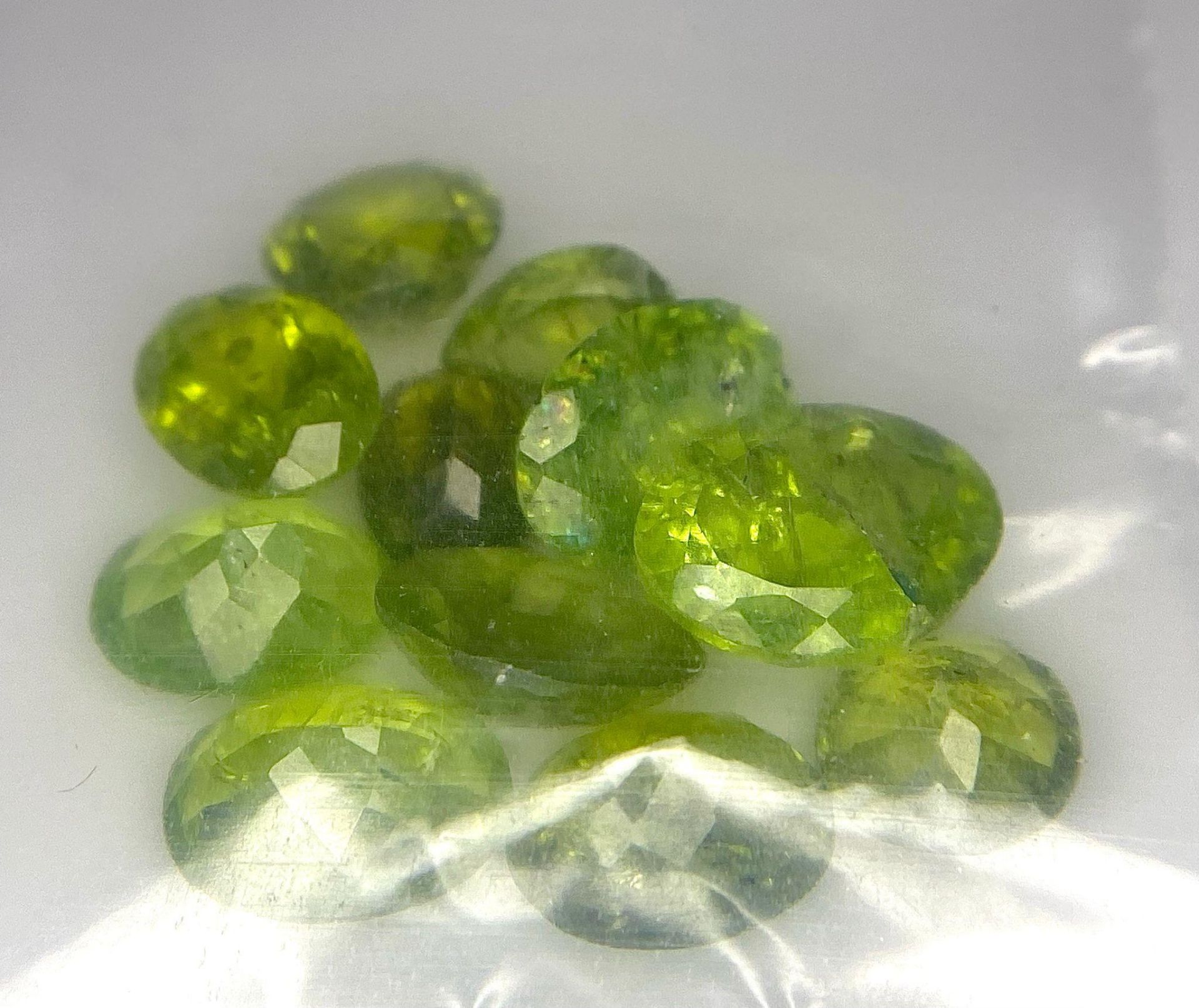 A 30.91ct Natural Peridot, in the mixed shapes cut. Comes with the AIG Milan Certificate. ref: ZK - Bild 3 aus 3