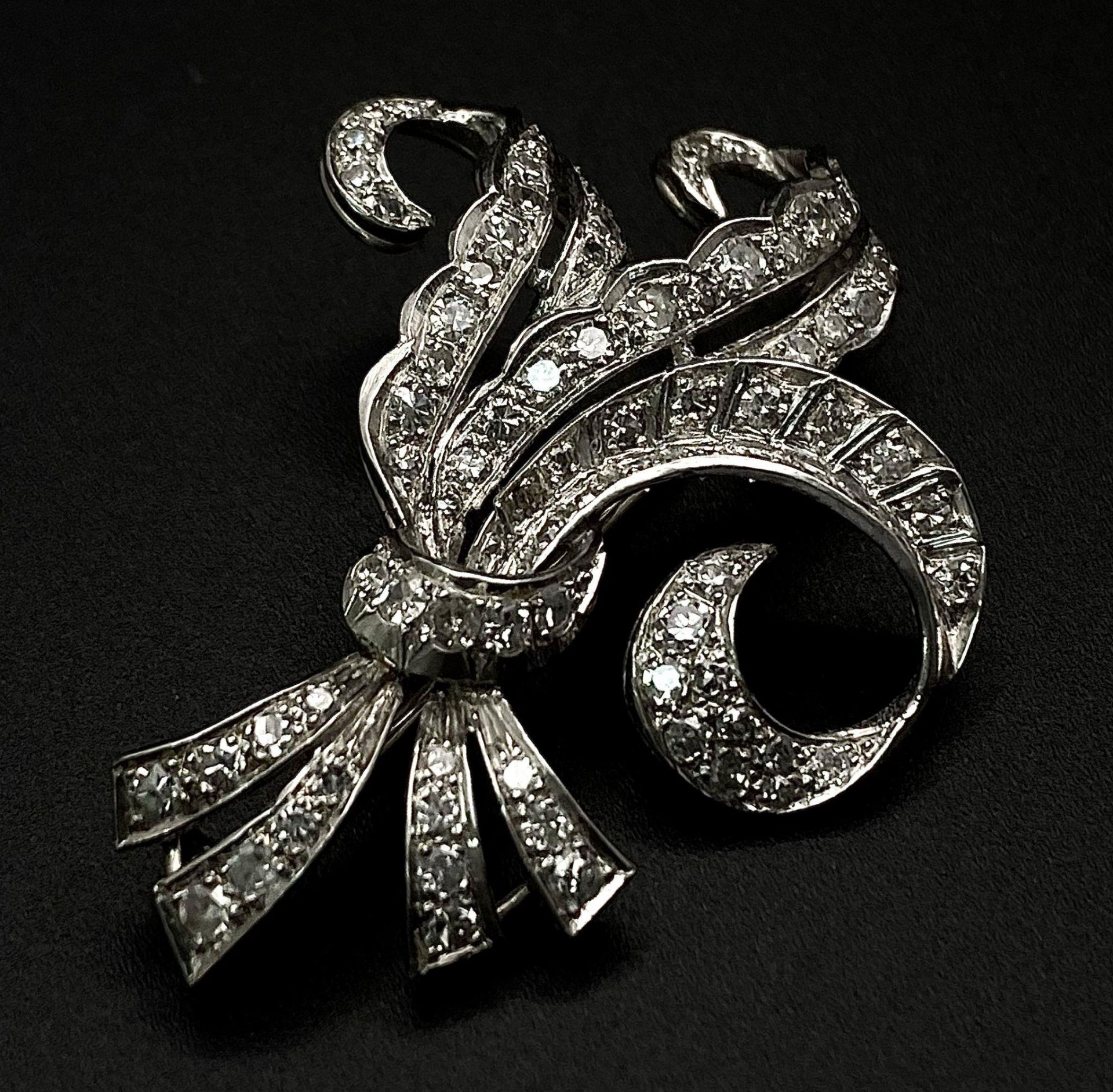 A Vintage Style Platinum and Diamond Elaborate Bow Brooch. 2.2ctw of encrusted diamonds. 10.7g total - Bild 5 aus 7