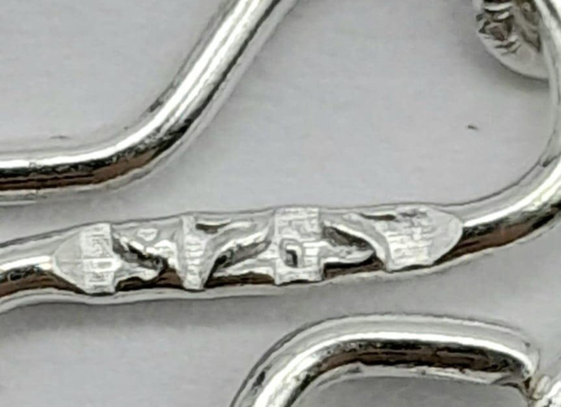 An Amber Resin Necklace set in 925 Silver. 50cm. - Bild 4 aus 4
