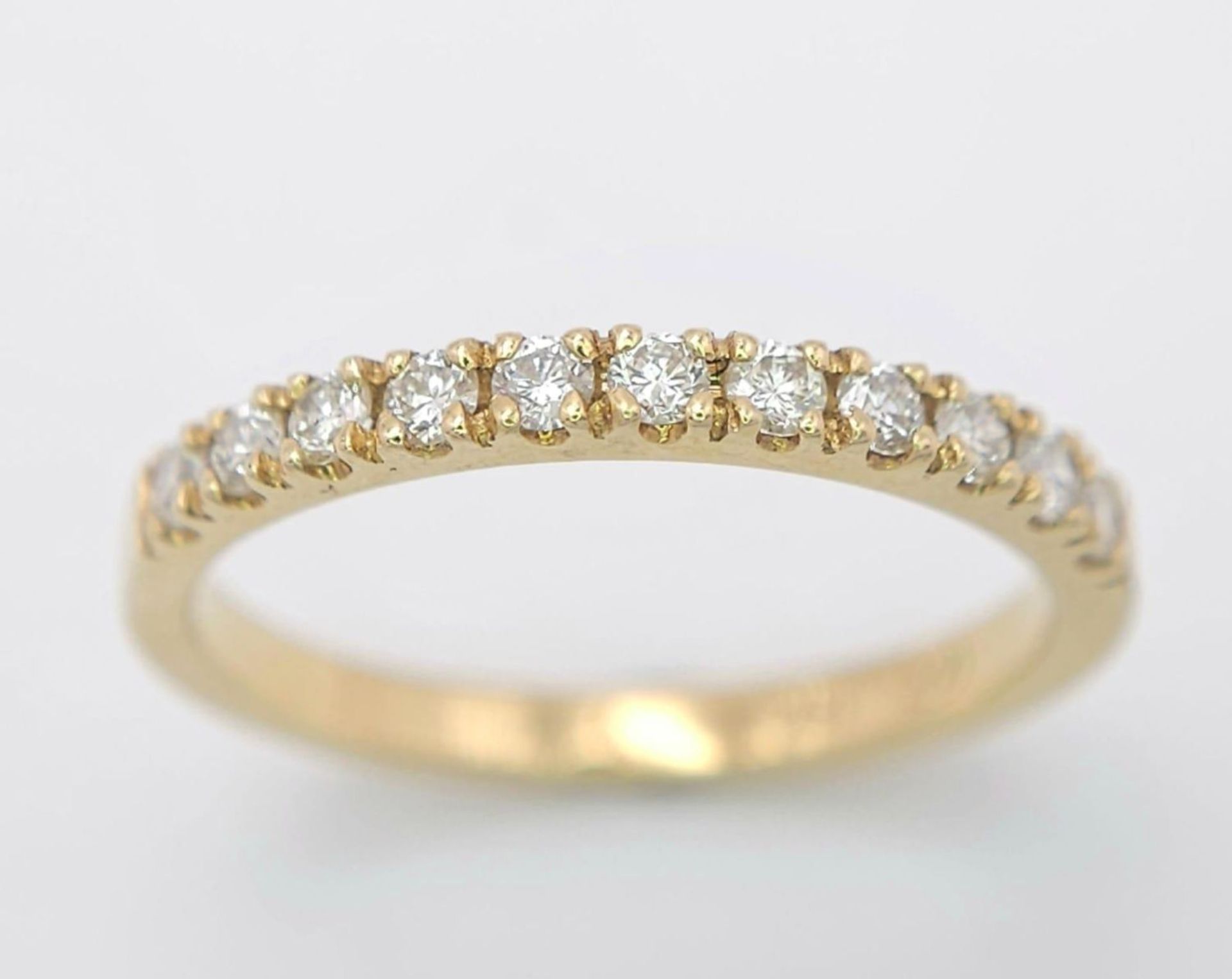 An 18 K yellow gold ring with a band of round cut diamonds, size: N, weight: 2.4 g. - Bild 5 aus 10