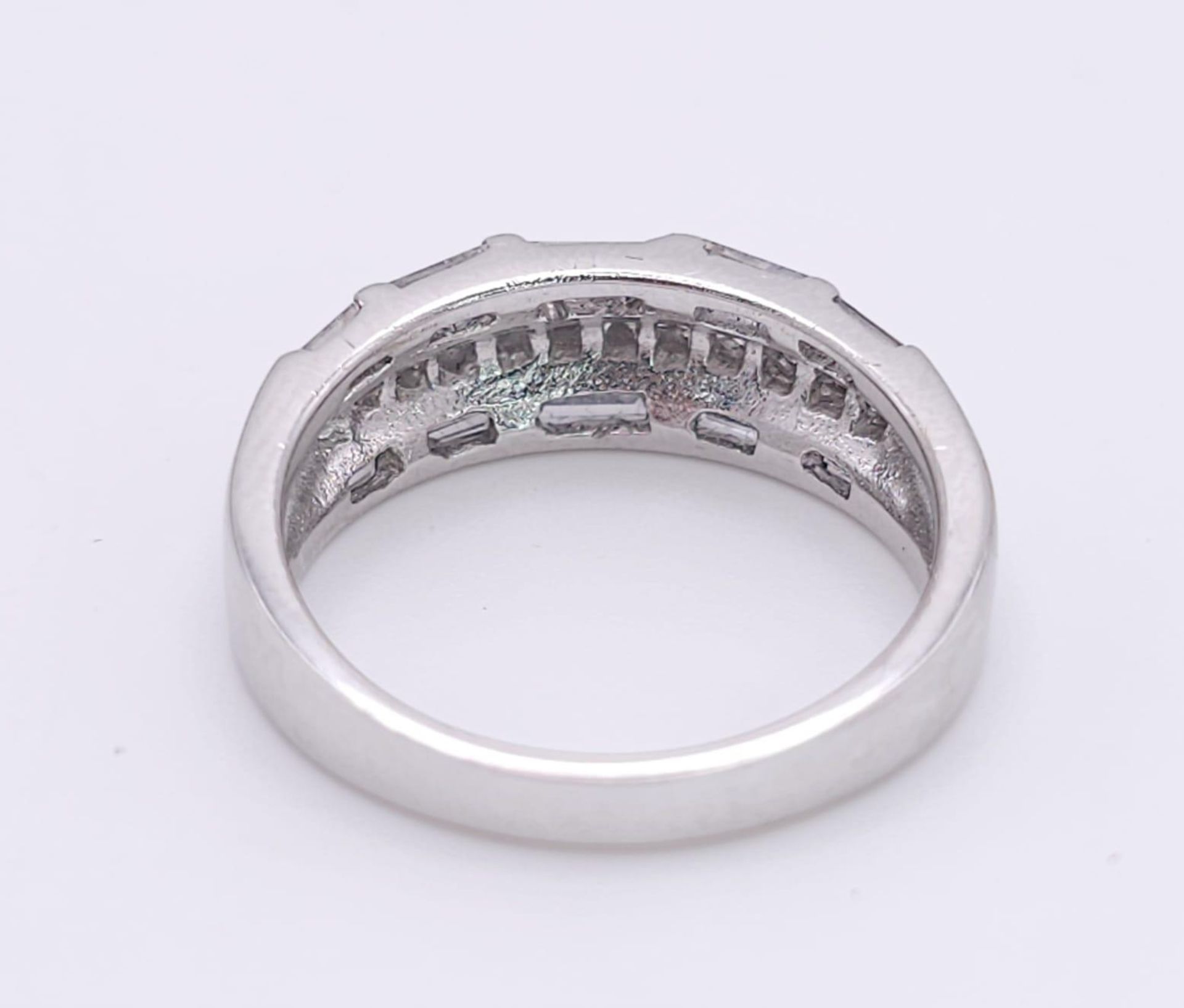 AN 18K WHITE GOLD DIAMOND SET BAND RING - 3 ROWS OF 1CTW OF DIAMOND MIXTURE OF PRINCESS AND BAGUETTE - Bild 4 aus 6