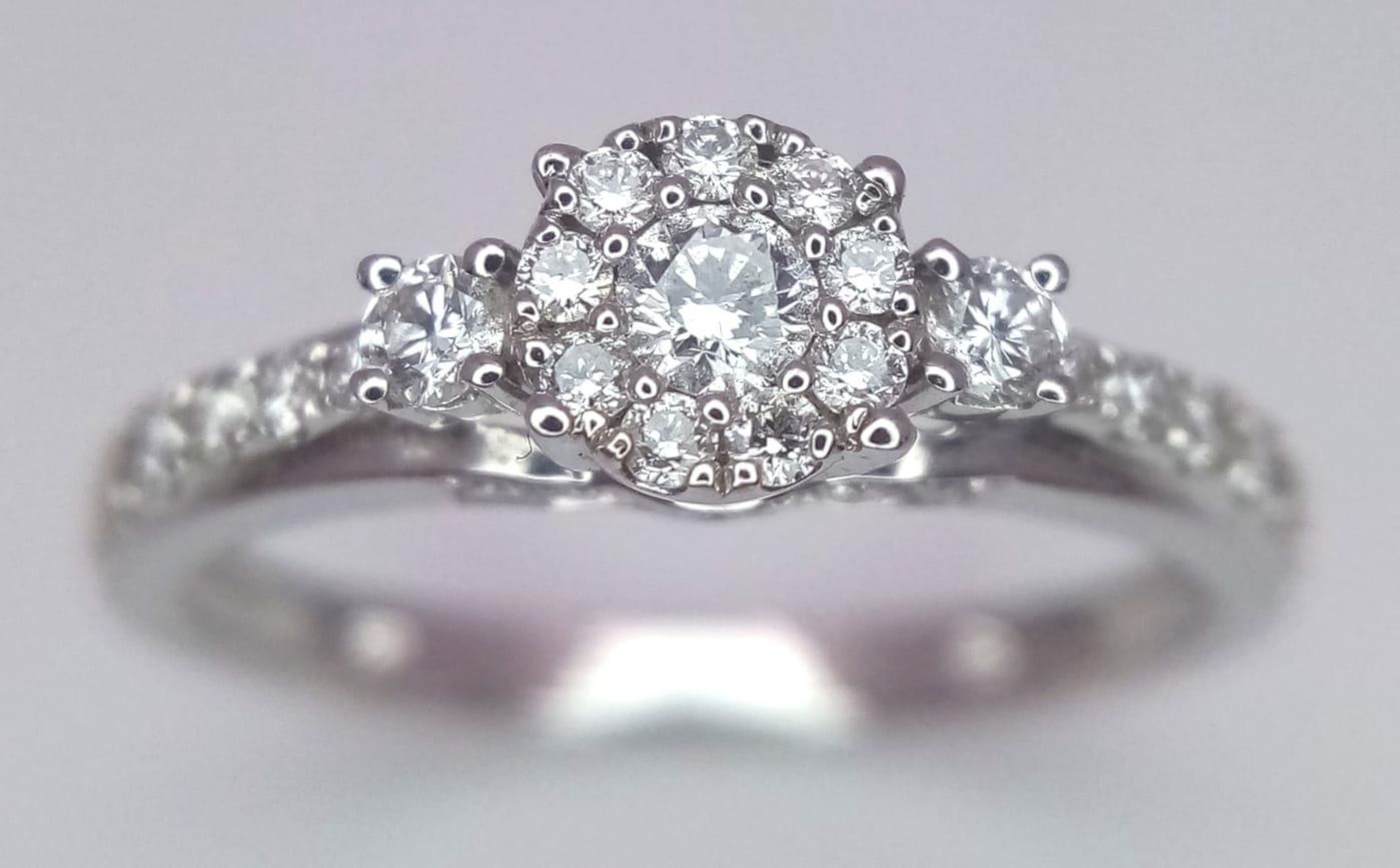 A 9 K white gold ring with a diamond cluster and more diamonds on the shoulders (total 0.41 carats), - Bild 2 aus 8