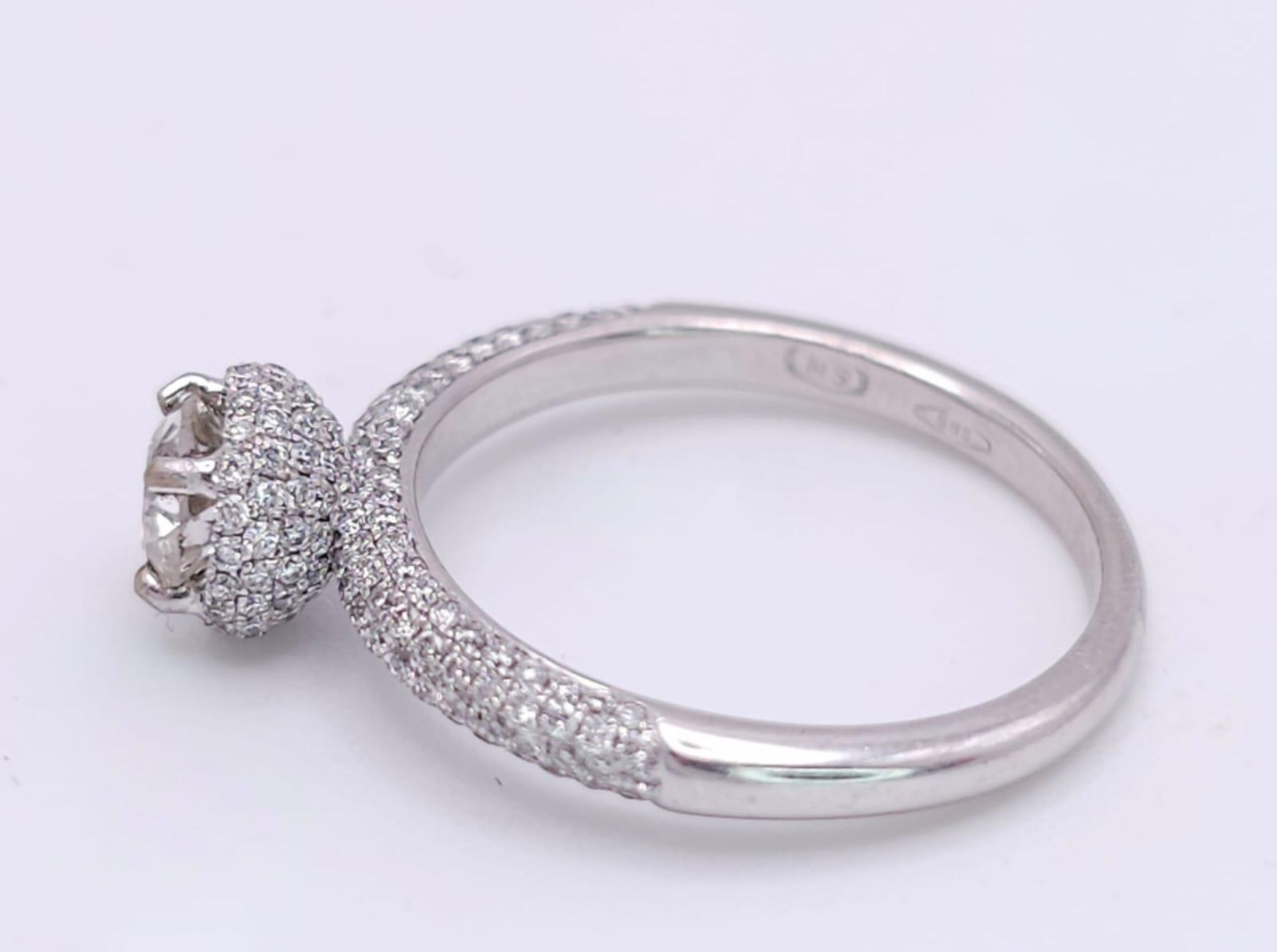 A 14K WHITE GOLD DIAMOND DIAMOND HALO RING WITH FULL SET SHOULDERS AND COLLET. 1.10CT. 2.9G. SIZE - Bild 4 aus 7