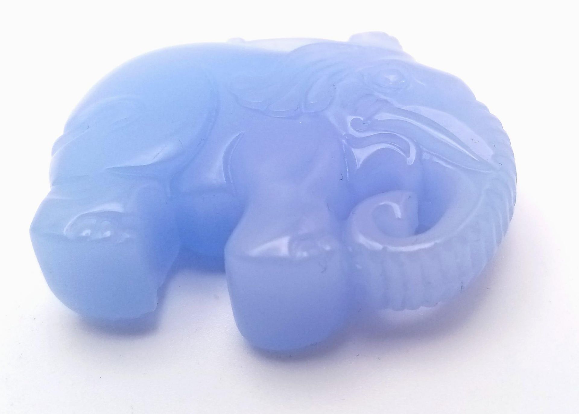 A Chinese Lavender Jade Elephant Pendant. 5cm x 4cm. - Bild 2 aus 4