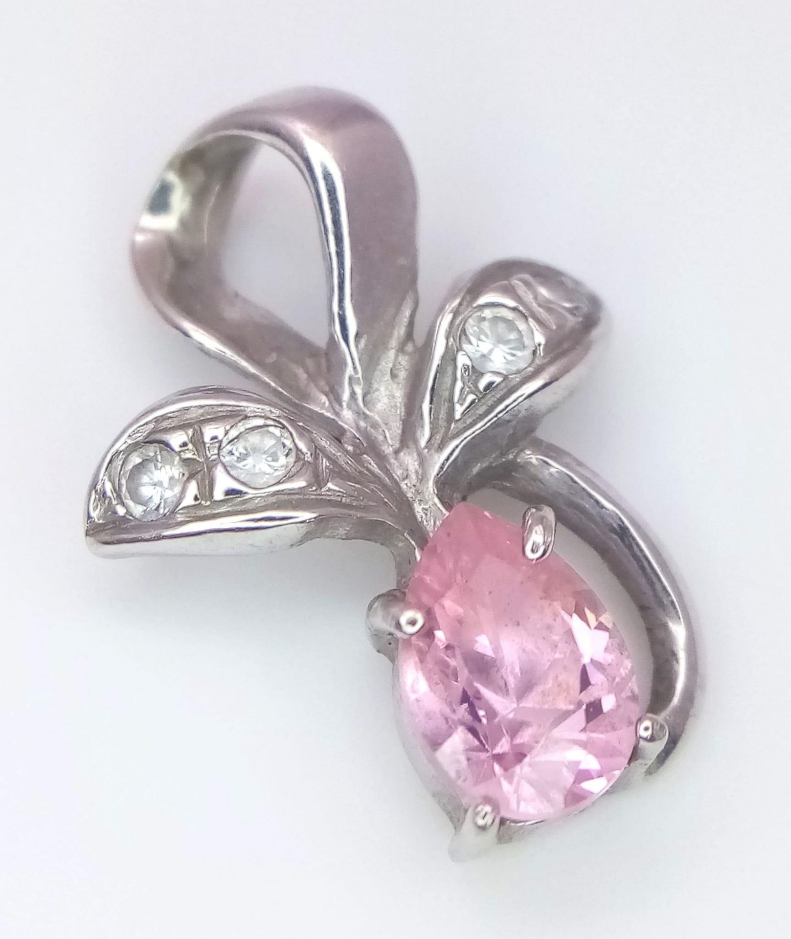 AN 18K WHITE GOLD DIAMOND & PINK TOPAZ PENDANT. 2.2G. 2CM.