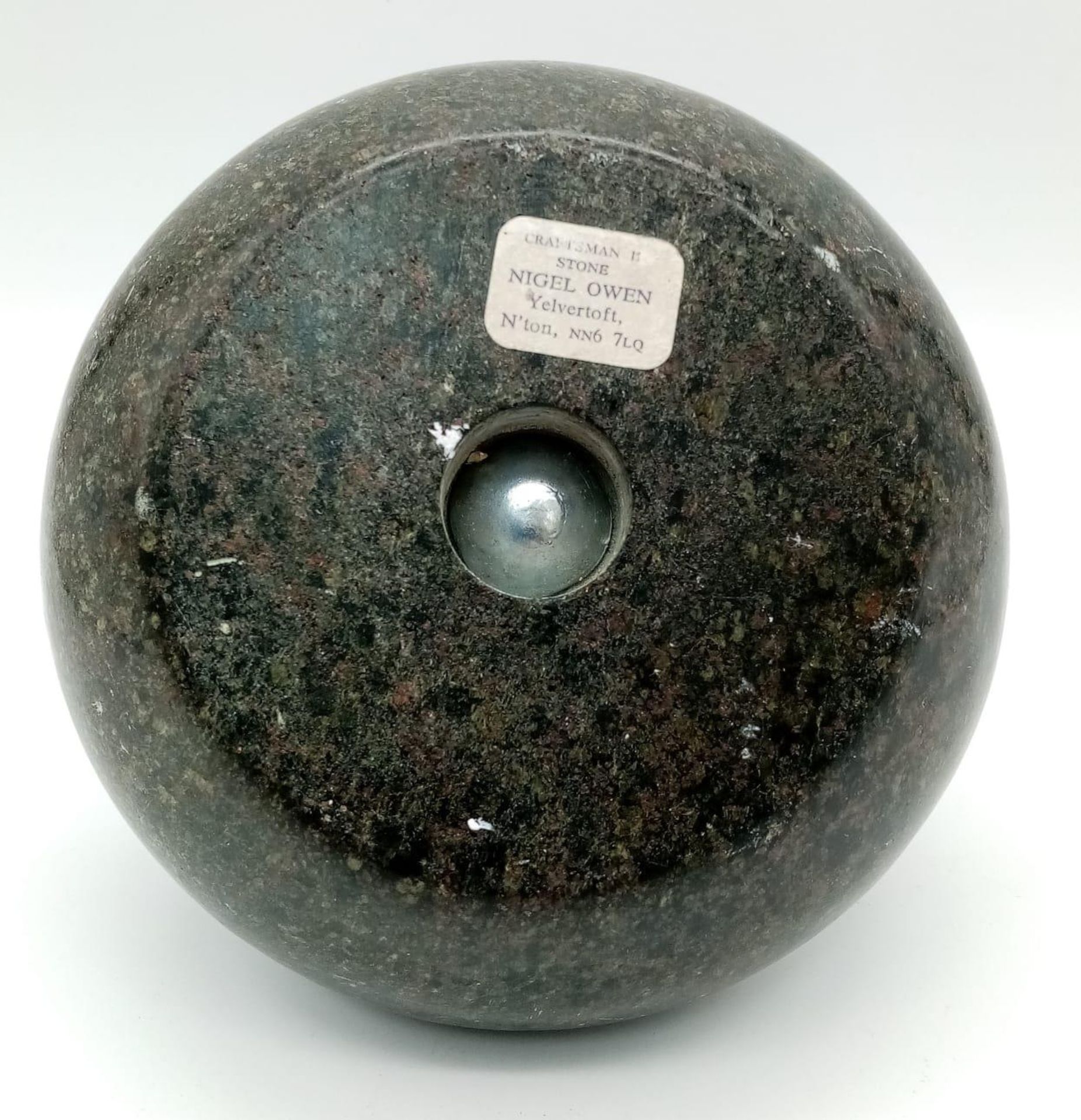 A Vintage Granite Small Curling Stone! The perfect paperweight. 14cm x 16cm. Made by Nigel Owen. - Image 4 of 4