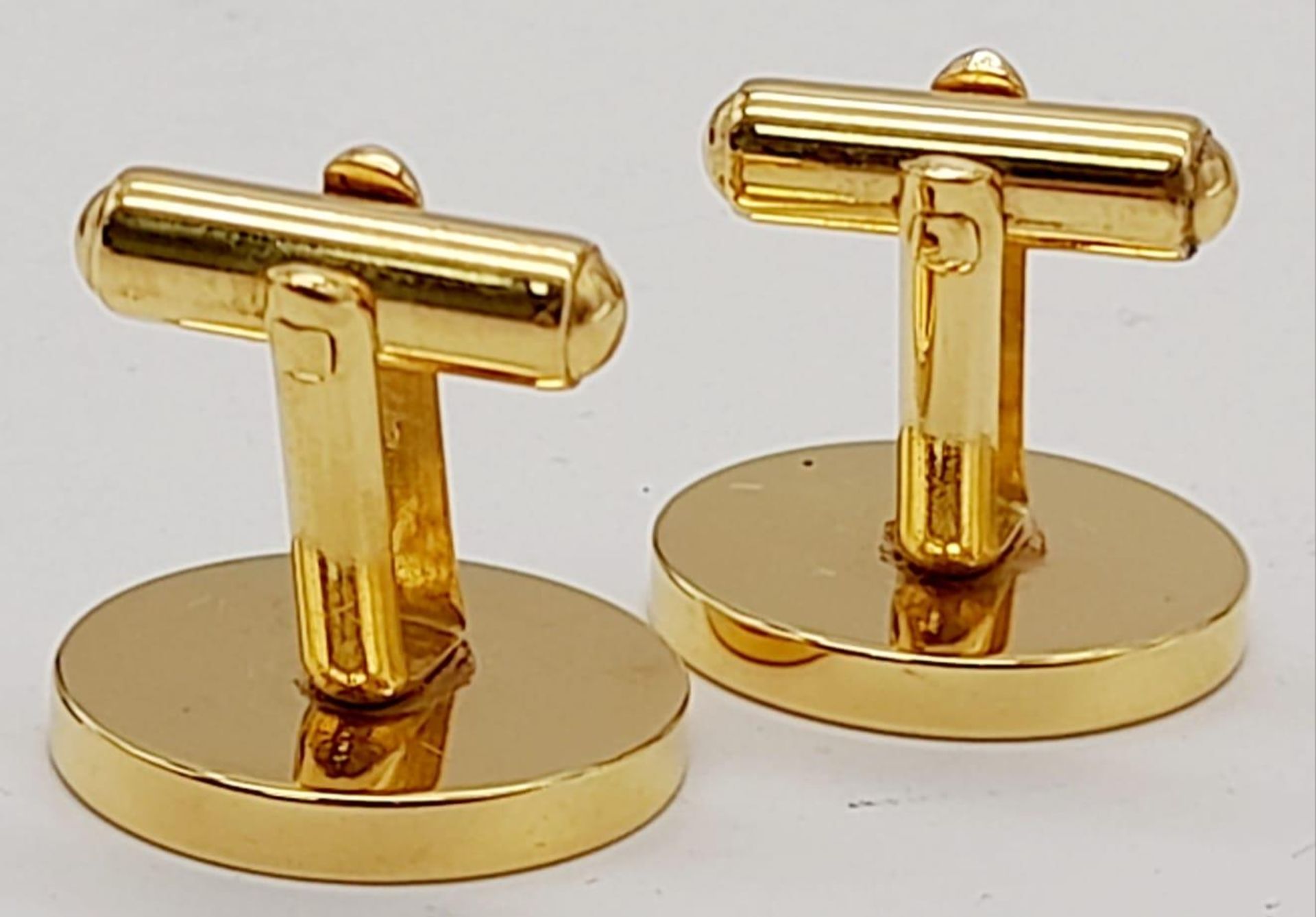 A Pair of Yellow Gold Gilt Round Engine Turned Cufflinks by Dunhill in their original presentation - Bild 10 aus 13