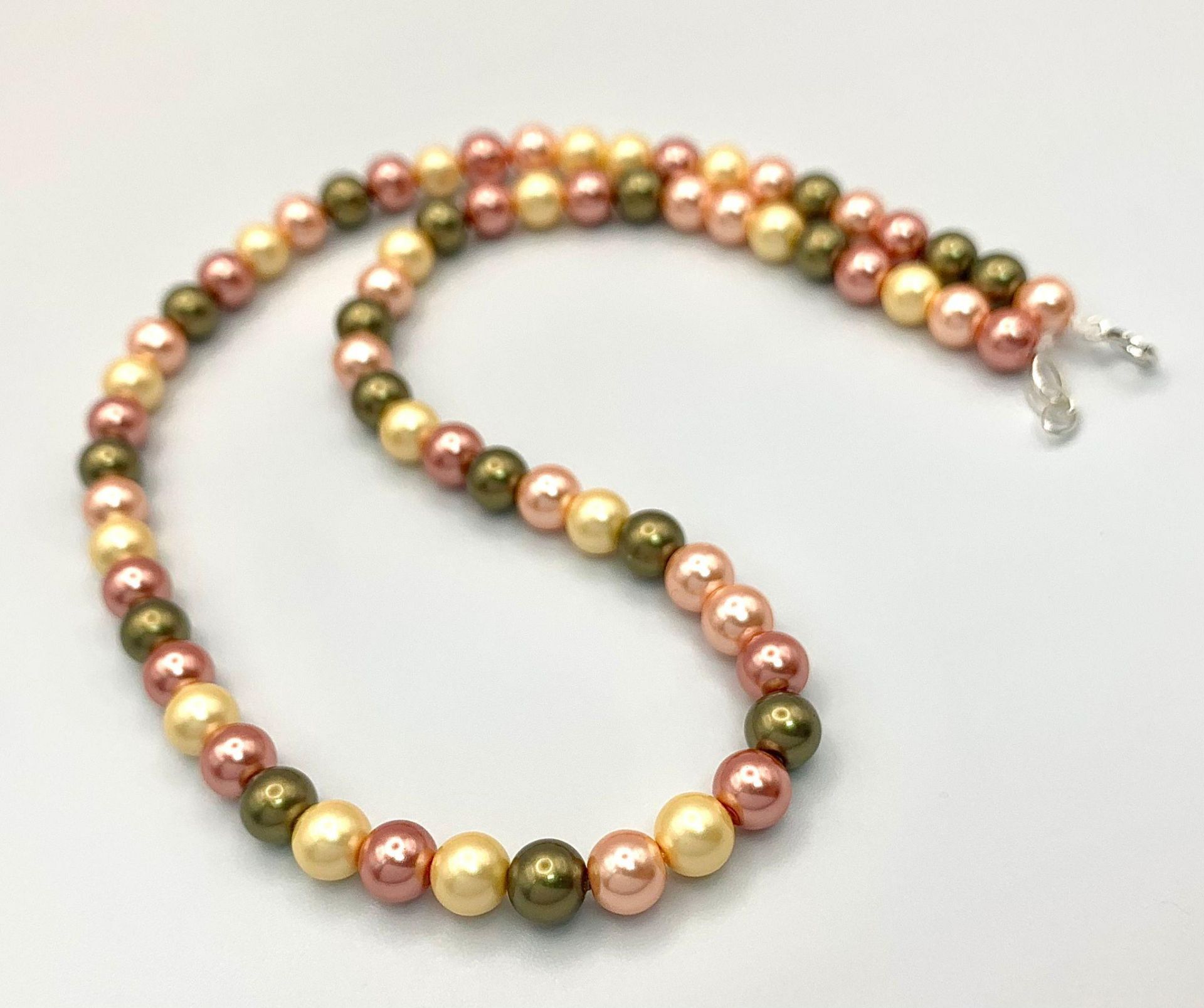 A multi coloured faux pearl necklace with a silver clasp. length; 42 cm, weight: 21.2 g. - Bild 3 aus 4