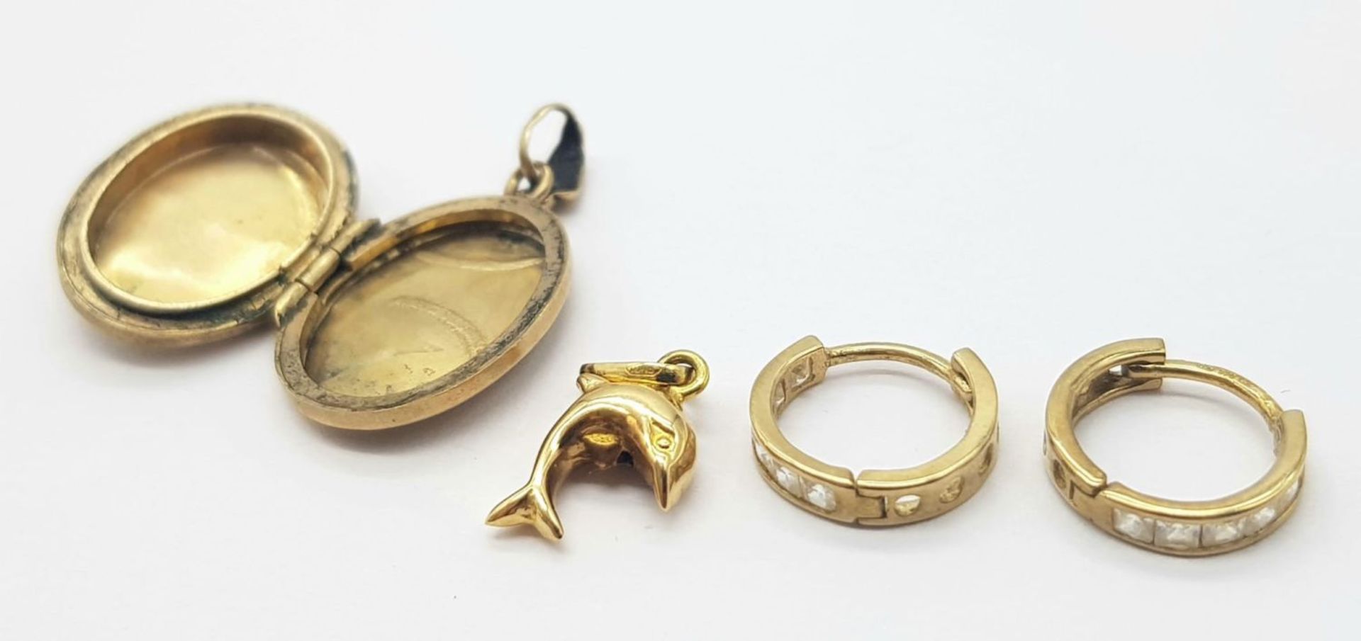 A 9K Gold Eclectic Jewellery Lot: Tiny white stone hoop earrings, Dolphin pendant, back and front - Bild 3 aus 4