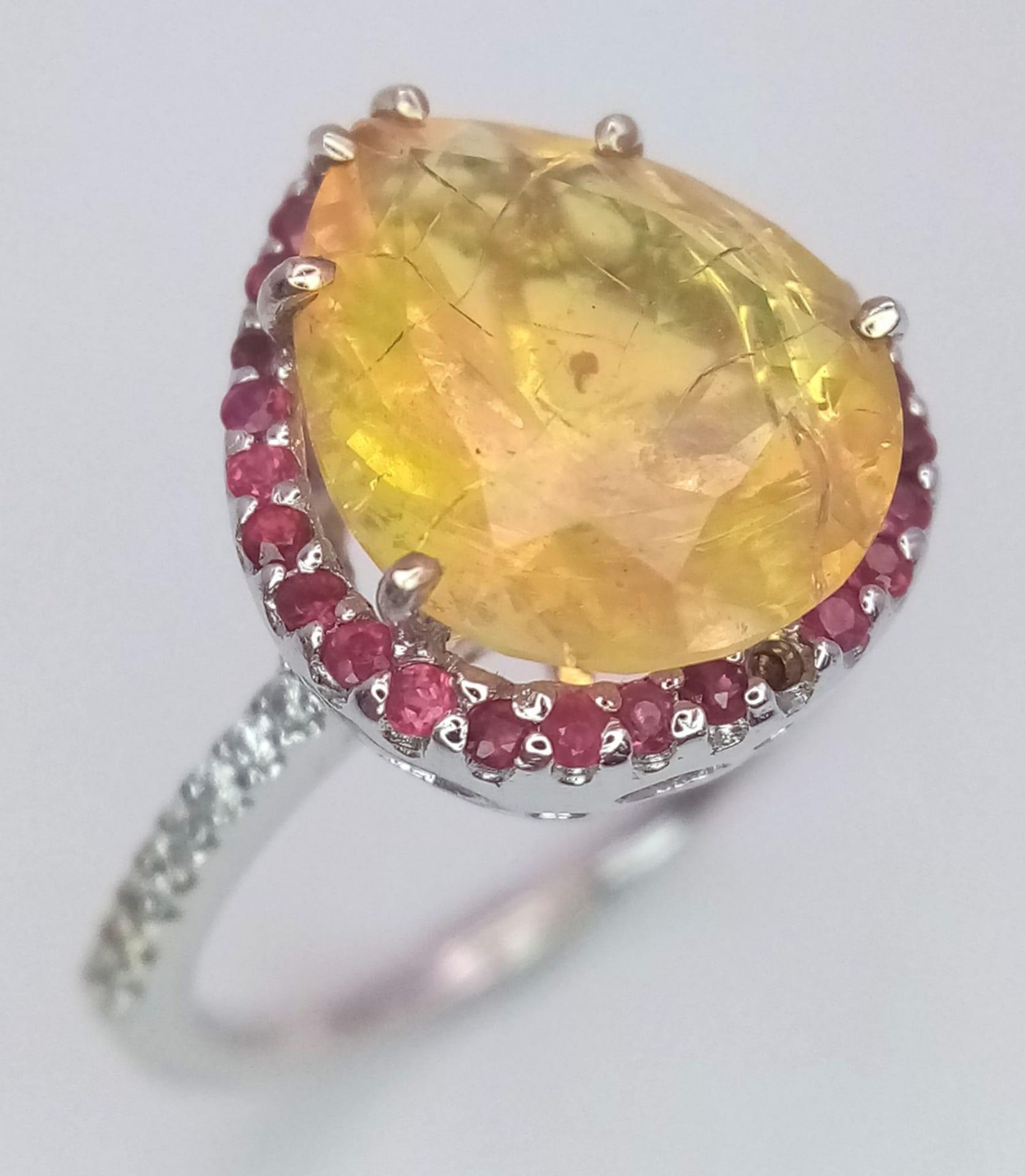 An 18 K white gold ring with a large, pear cut, fire opal exhibiting orange and green hues, - Bild 3 aus 9