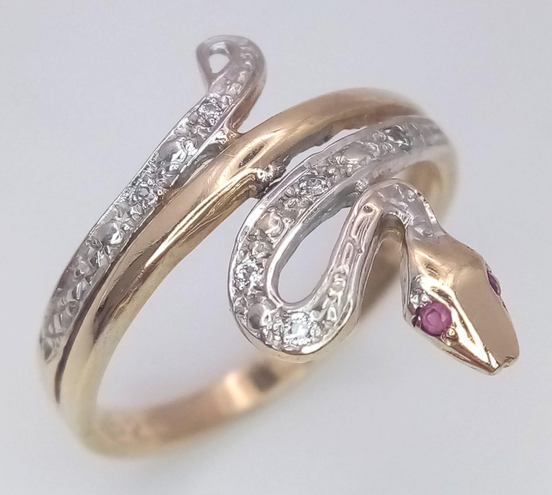 A 9K YELLOW GOLD WHITE STONE SET SNAKE RING. 3G. SIZE S.