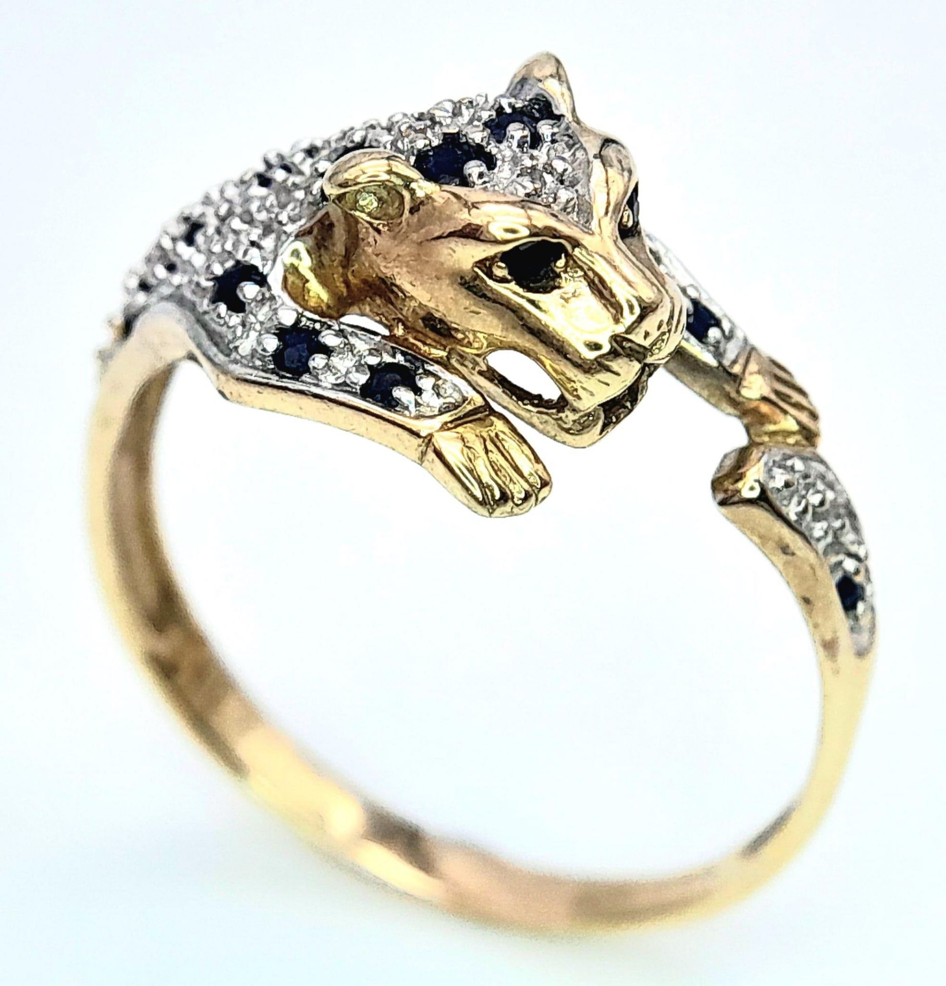 A 9K YELLOW GOLD DIAMOND & SAPPHIRE SET PANTHER RING. 3.2G. SIZE U - Image 2 of 6