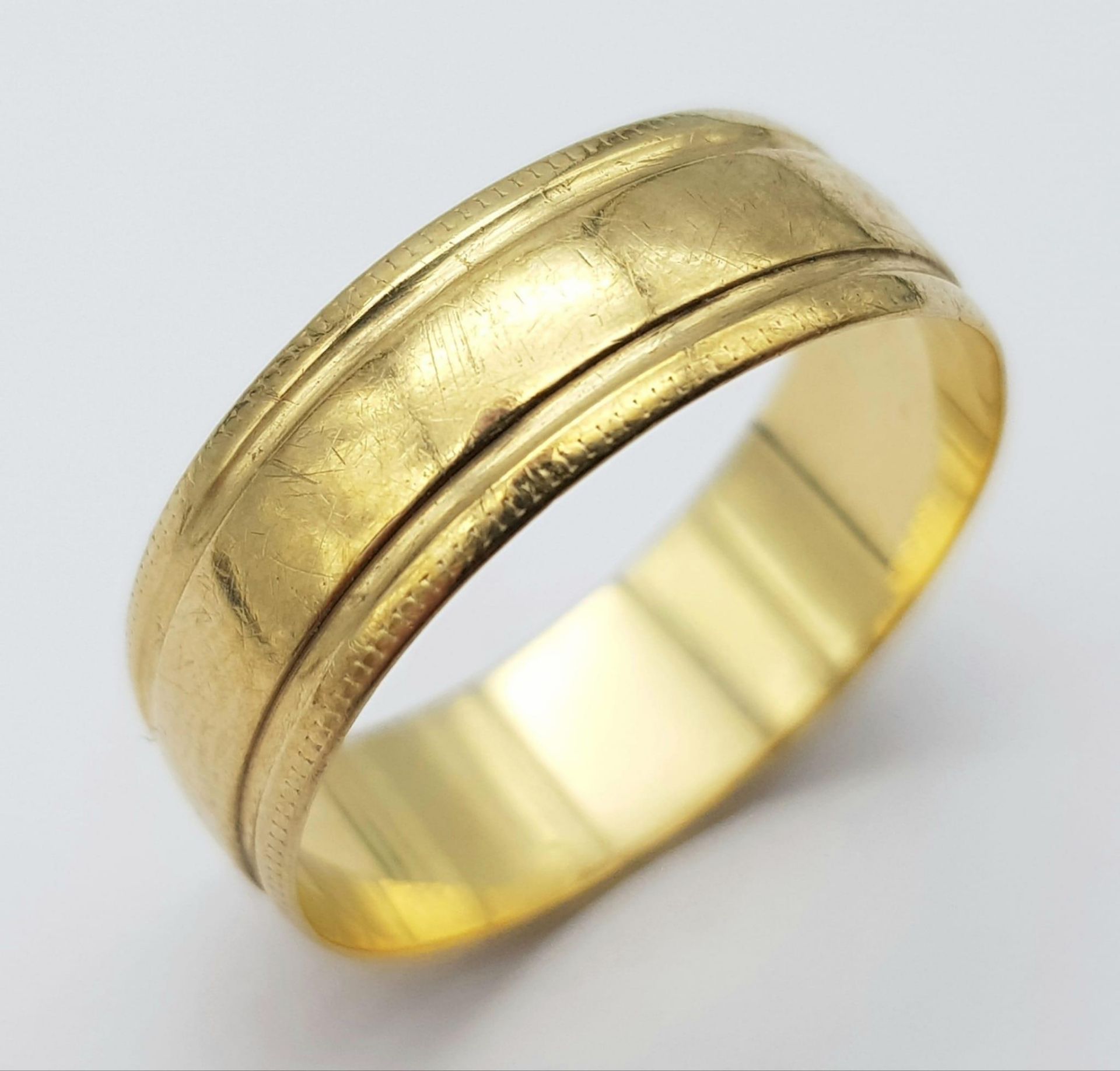 A Vintage 9K Yellow Gold Ridged Band Ring. 7mm width. Full UK hallmarks. 2.5g weight