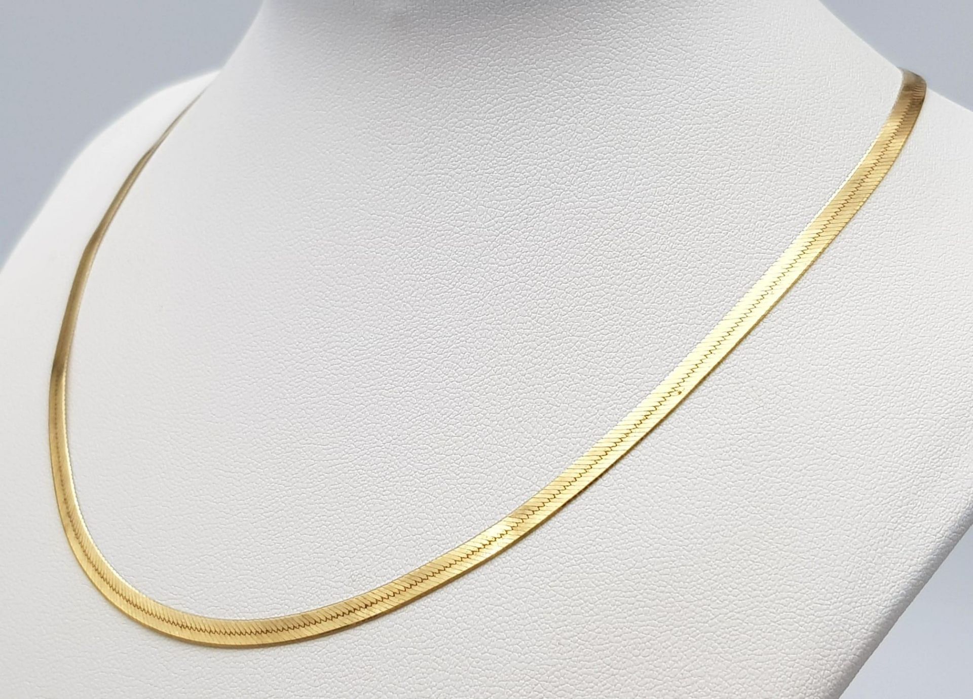 An Italian 9K Yellow Gold Herringbone Necklace. 40cm. 4.6g weight. - Image 2 of 5