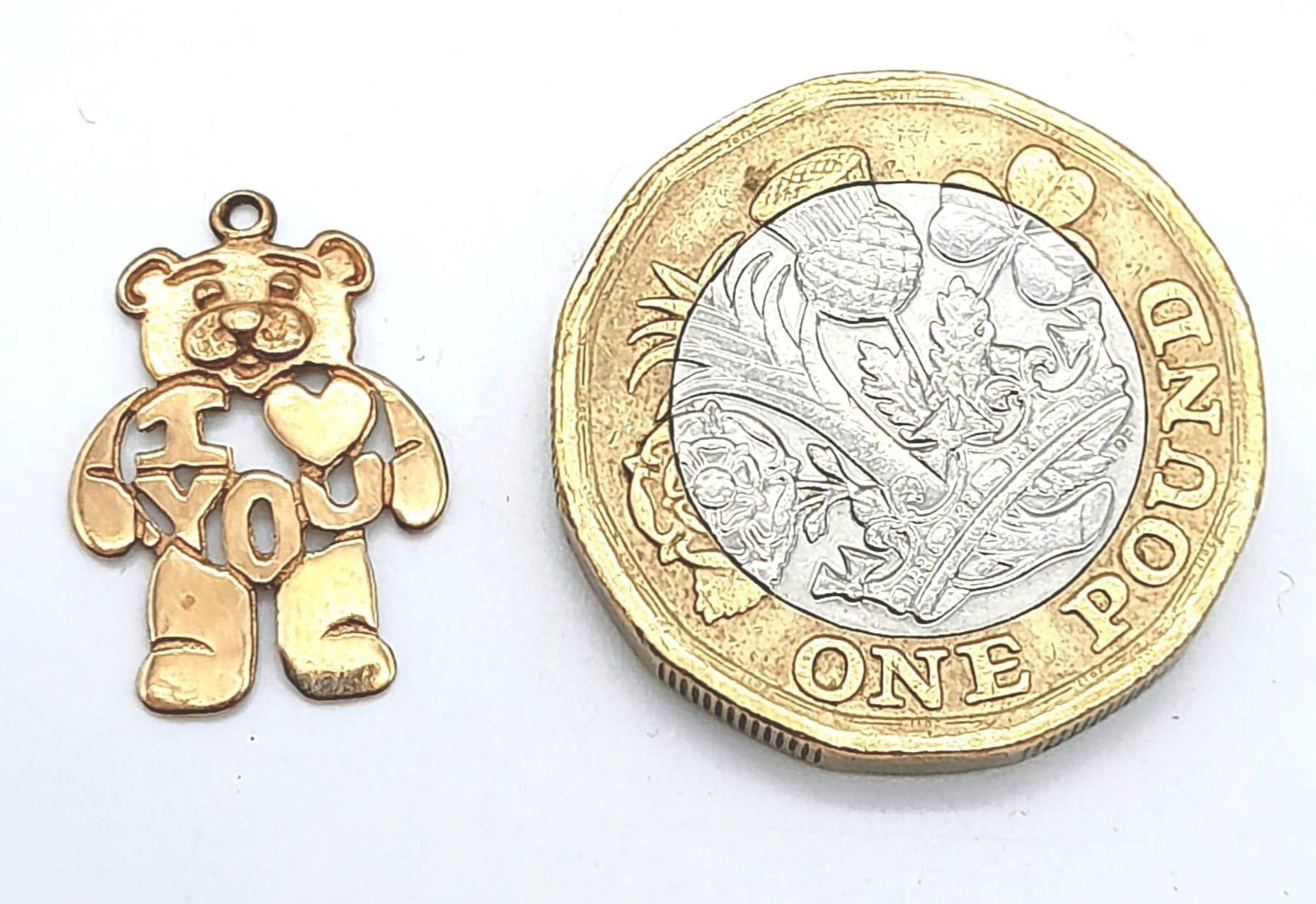 A 9K YELLOW GOLD 'I LOVE YOU' TEDDY BEAR CHARM / PENDANT. 0.5G - Image 3 of 3