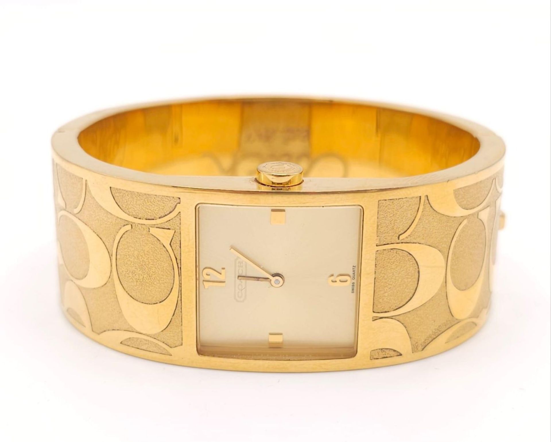 A CLIP BANGLE FASHION WATCH BY COACH , WITH QUARTZ MOVEMENT AND SQUARE GOLD TONE DIAL . COMES WITH - Bild 5 aus 24