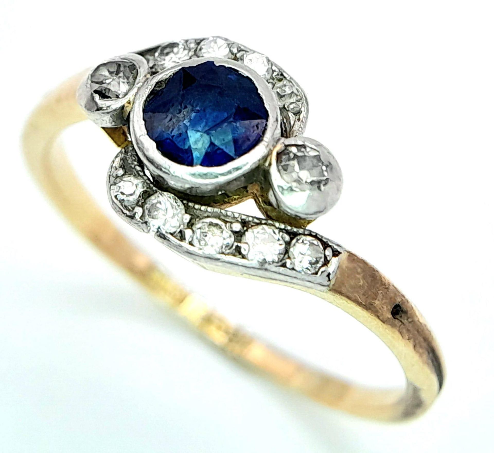 AN 18K YELLOW GOLD VINTAGE OLD CUT DIAMOND & SAPPHIRE RING. 2.5G. SIZE O. - Image 5 of 11