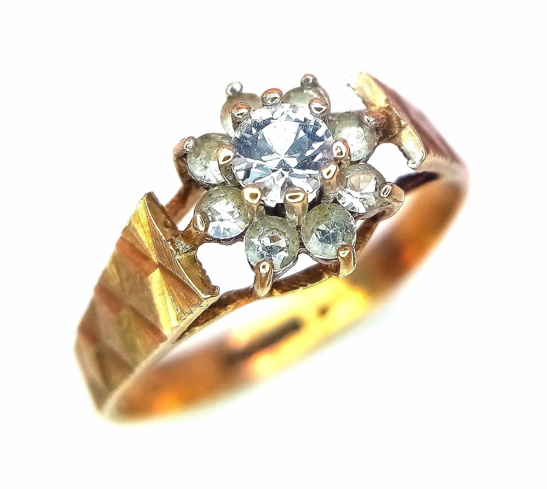 A 9K Yellow Gold Diamond Floral Ring. 0.25ct brilliant round cut central diamond with a diamond - Bild 3 aus 6