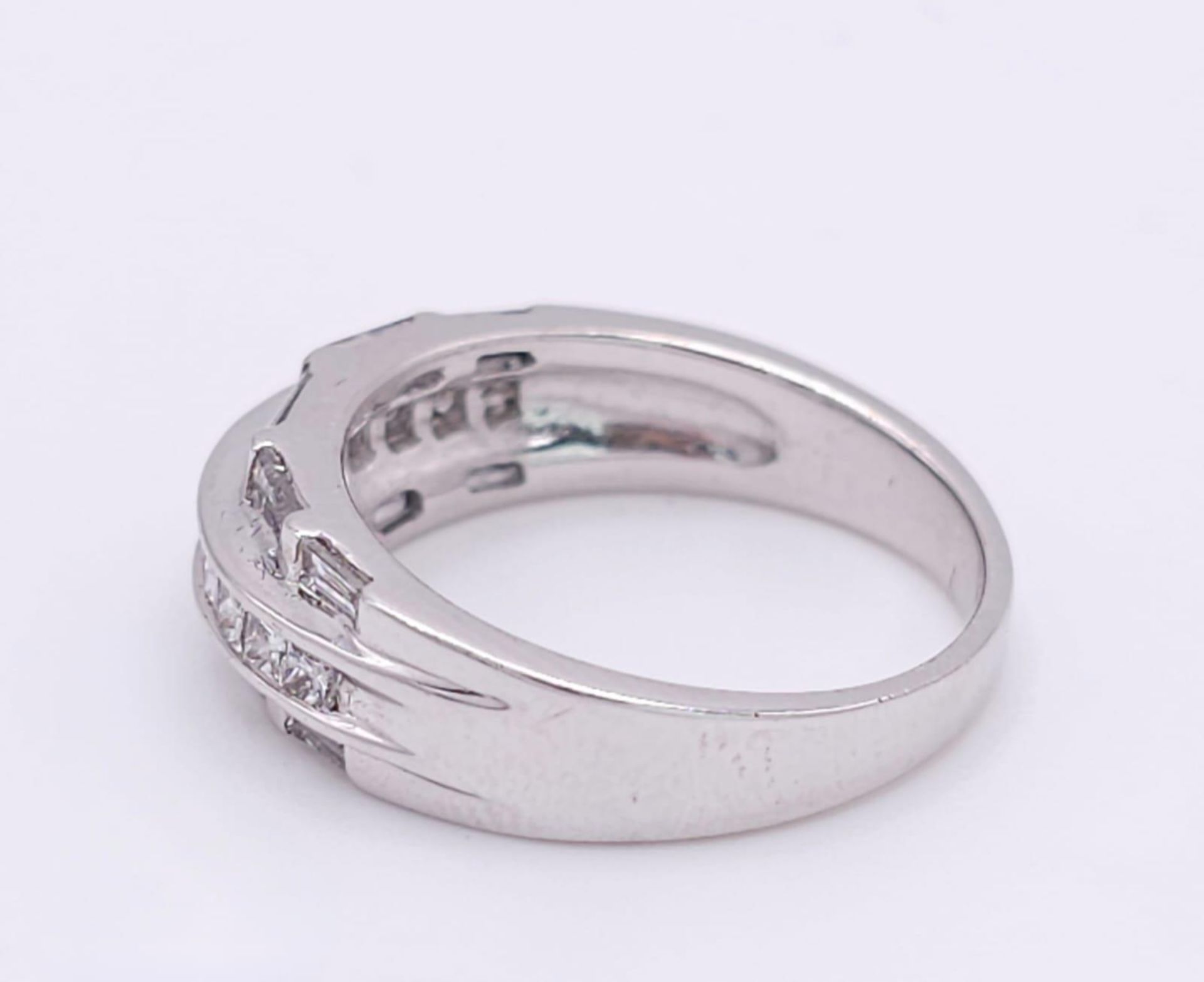 AN 18K WHITE GOLD DIAMOND SET BAND RING - 3 ROWS OF 1CTW OF DIAMOND MIXTURE OF PRINCESS AND BAGUETTE - Bild 3 aus 6