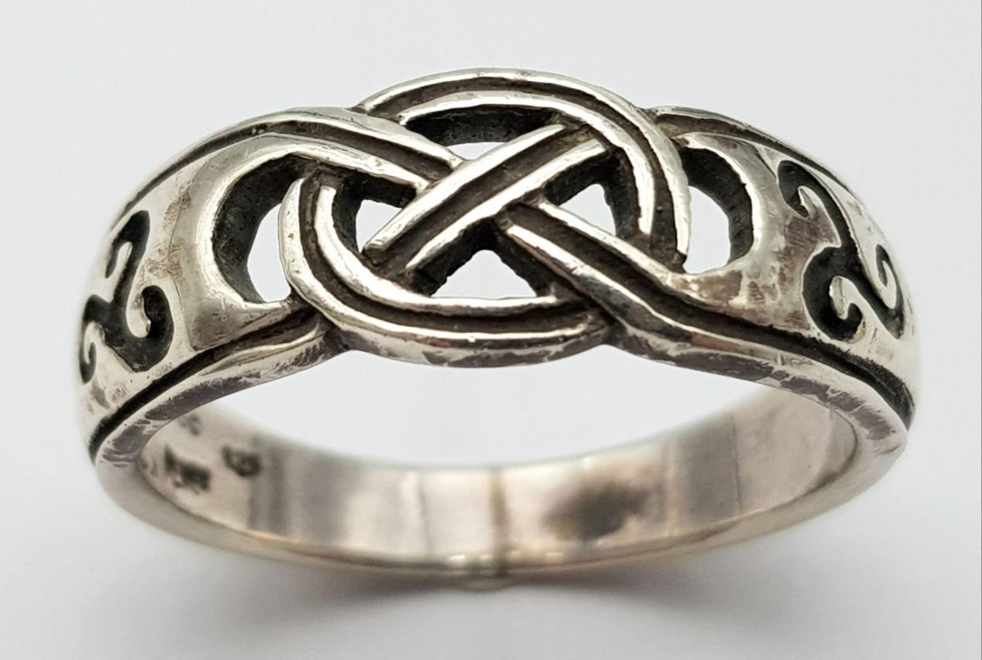 STERLING SILVER CELTIC DESIGN BAND RING, WEIGHT 5.6G SIZE V - Image 5 of 10