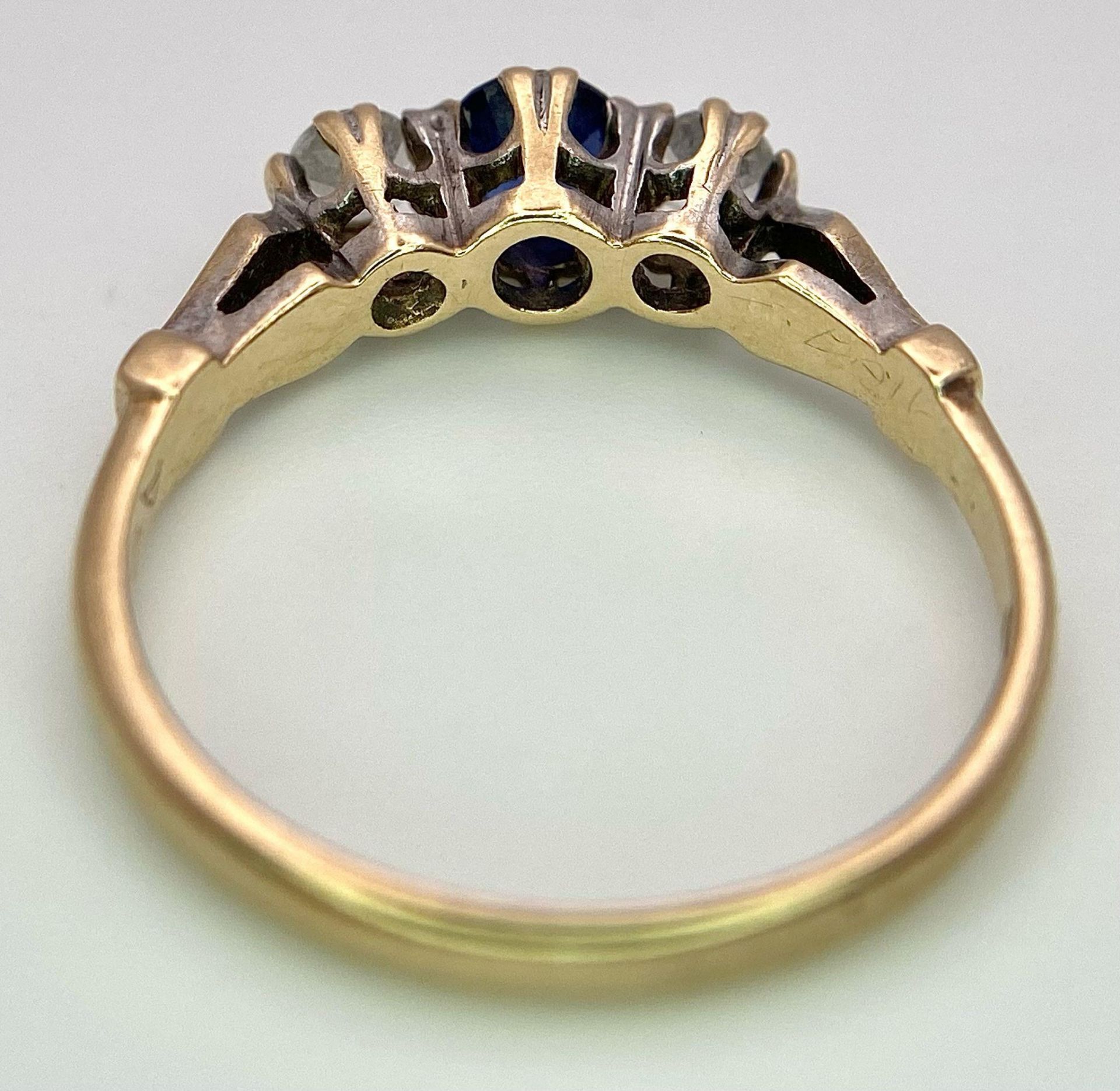 A 9K GOLD DIAMOND AND SAPPHIRE RING . 2.1gms size N - Bild 4 aus 6