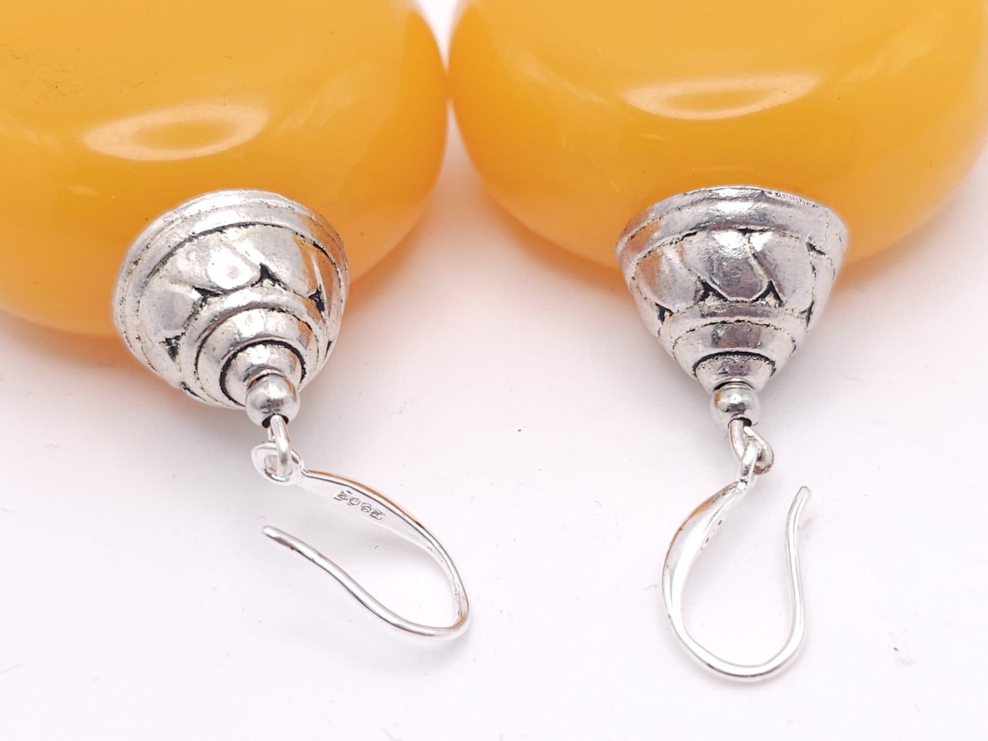 An Egg Yolk Amber Resin Necklace and Earrings Set. 46cm necklace. earrings - 5cm. - Image 11 of 13