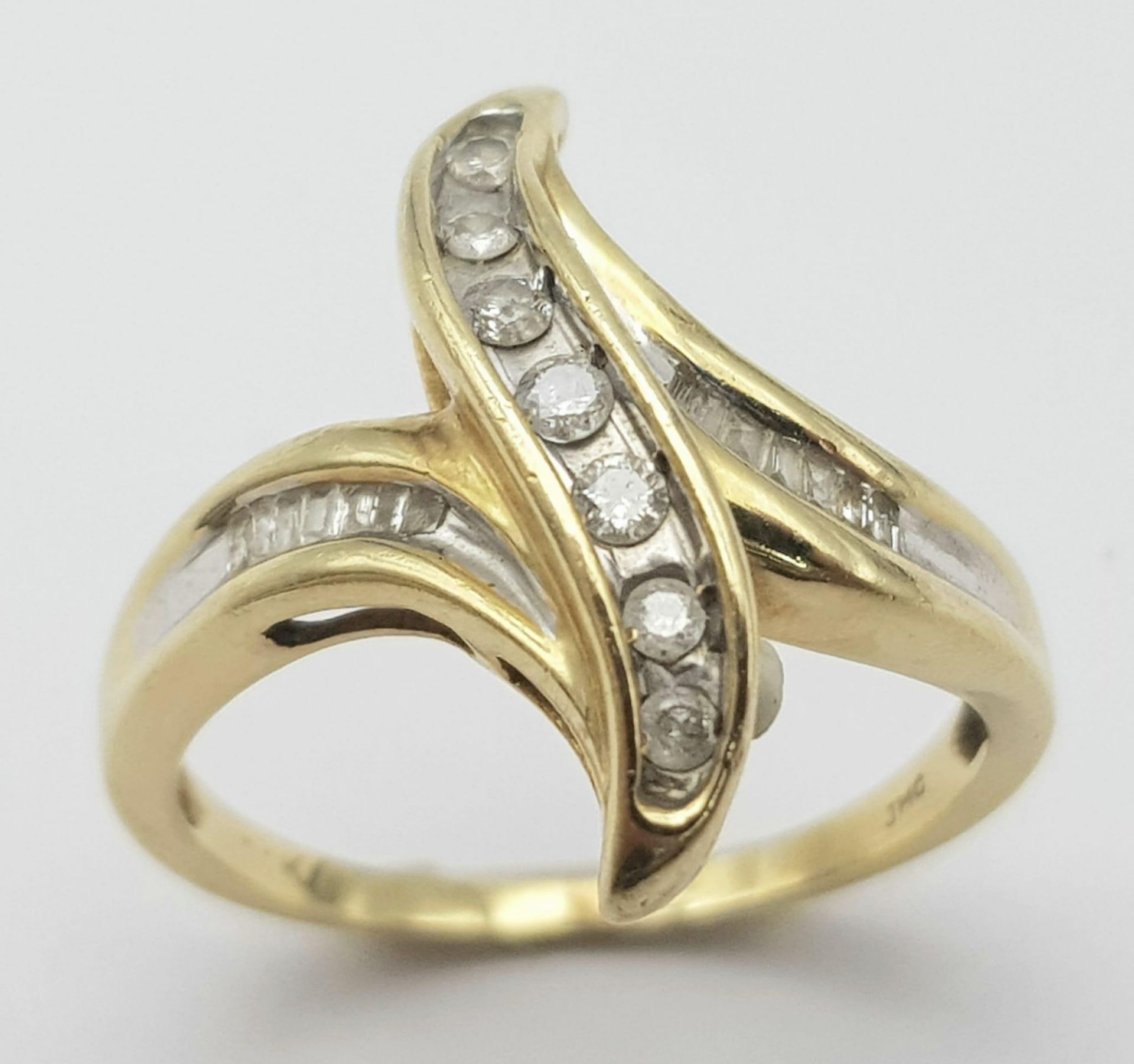 A 14K YELLOW GOLD DIAMOND SET FANCY TWIST RING. 0.20CT. 3.6G. SIZE O. - Image 2 of 5