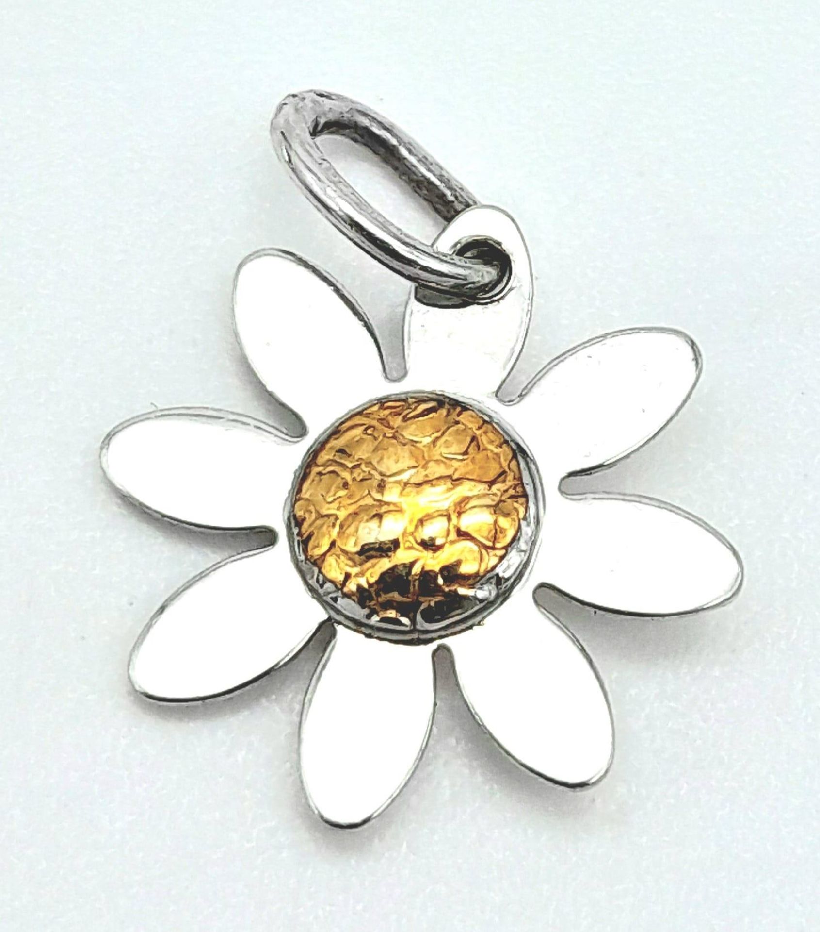 A 9K 2 Colour Daisy Flower Pendant. 1.7cm length, 0.7g total weight. Ref: 8423