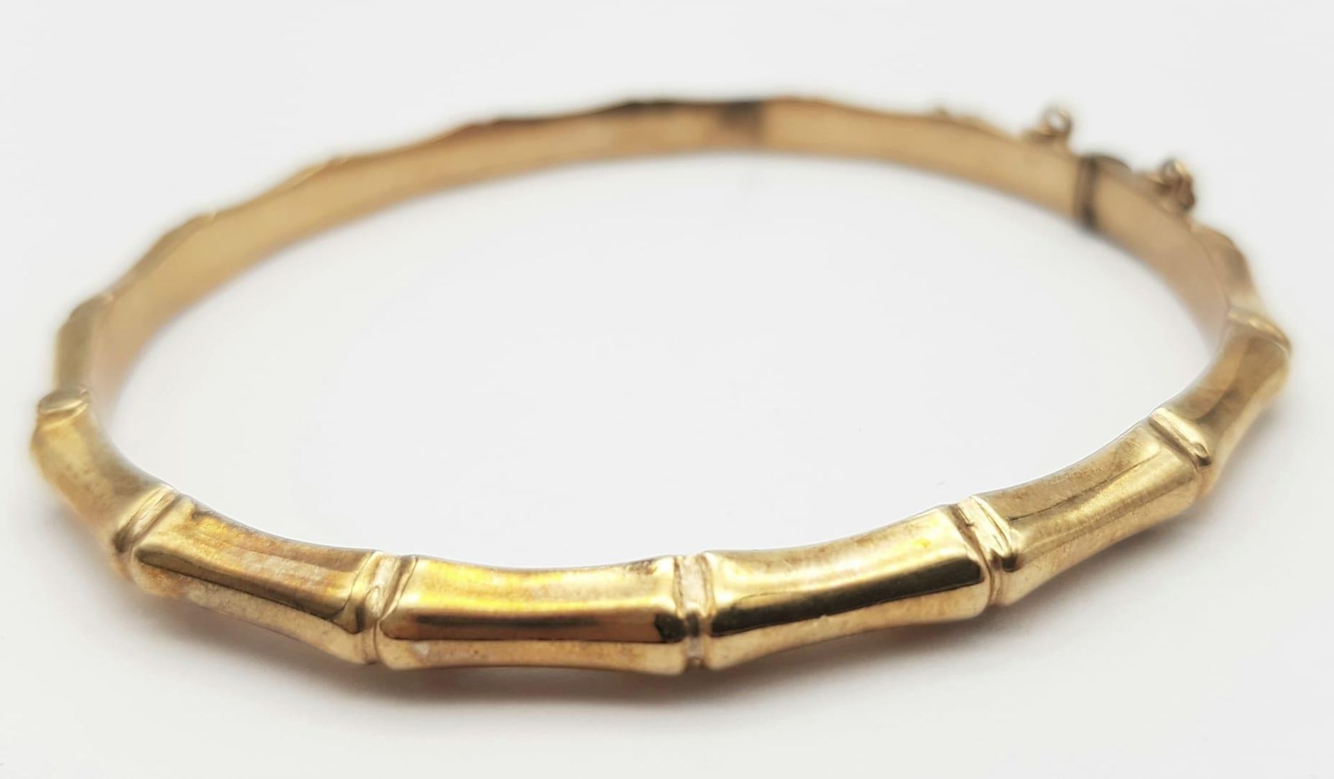 A 9K GOLD HINGED BANGLE IN BAMBOO STYLE . 9.0gms - Image 2 of 5