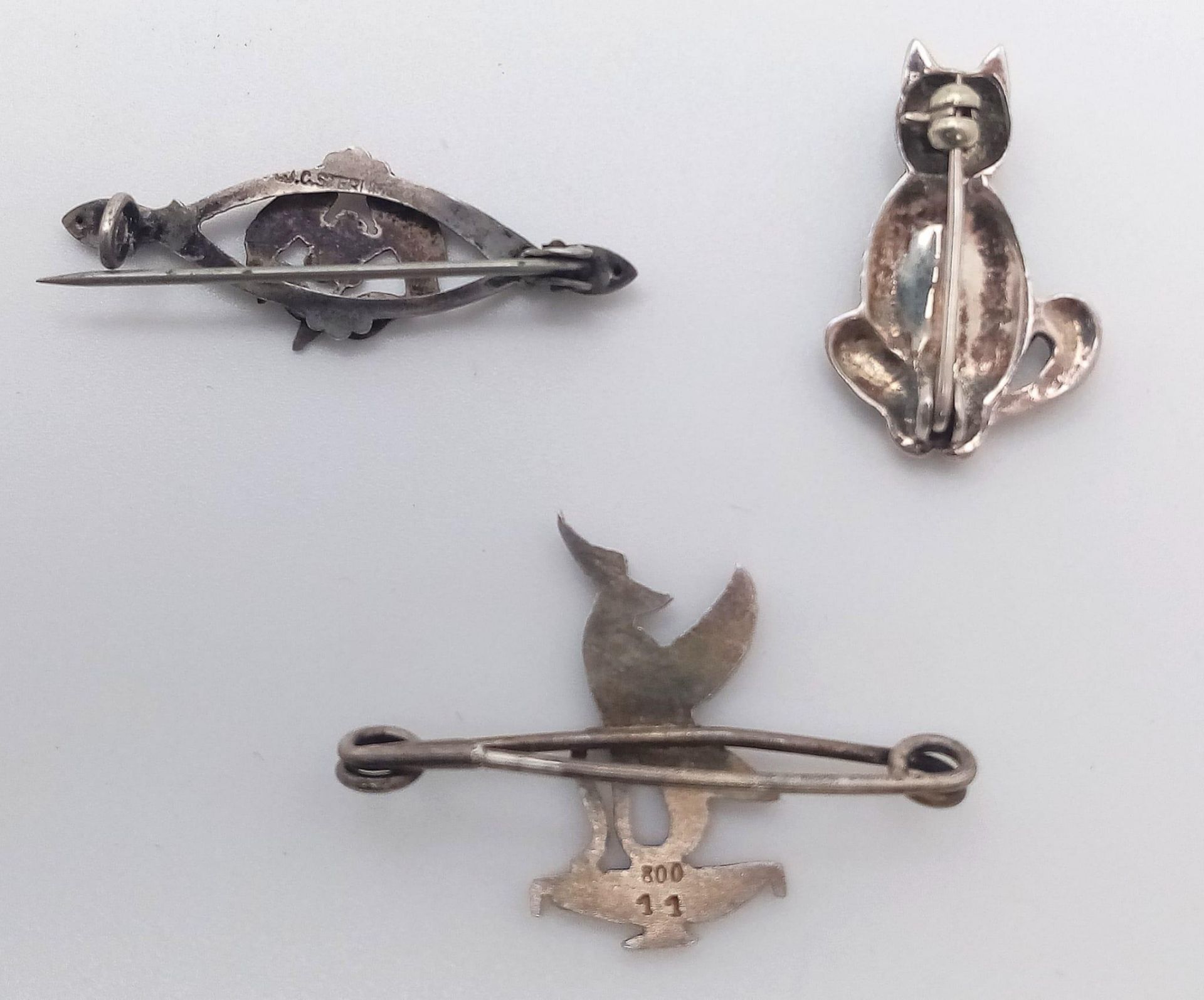 A collection of 3 vintage silver stone set animal motif brooches. Total weight 6.8G. Total length - Image 2 of 4