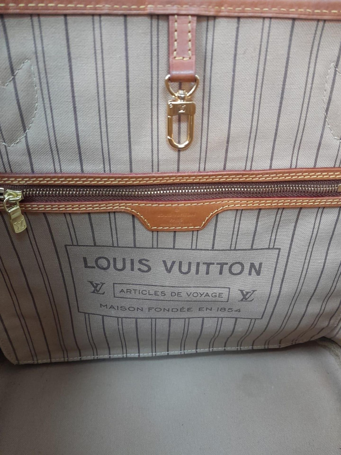 A Louis Vuitton Neverfull Tote Bag. LV monogram canvas exterior with cowhide handles and accents. - Bild 5 aus 5