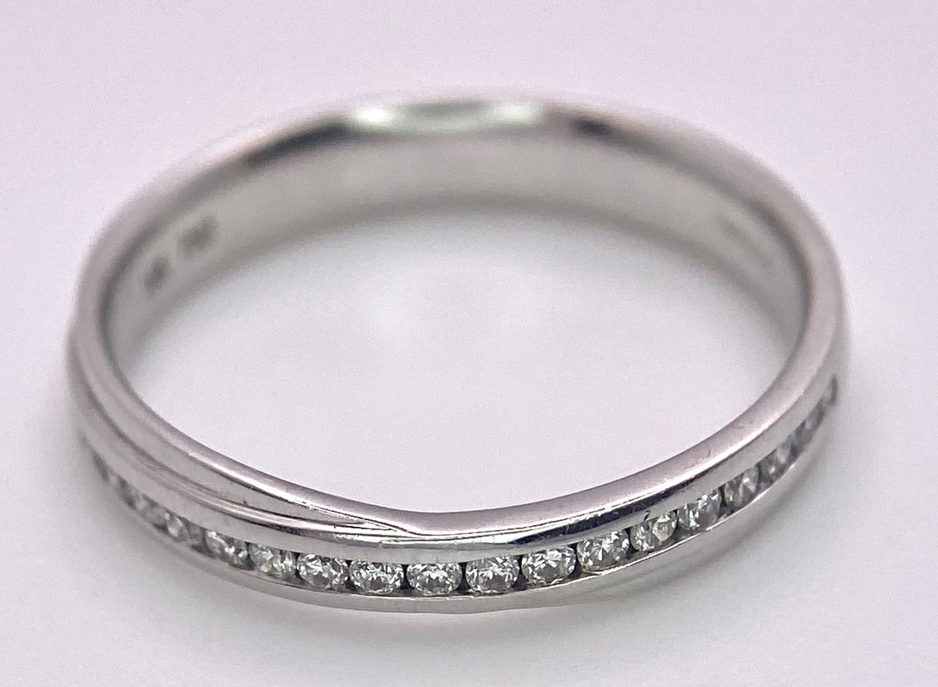 A 18K WHITE GOLD DIAMOND TWIST BAND RING, APPROX 0.20CT DIAMONDS, WEIGHT 2.7G SIZE M 1/2 - Bild 2 aus 12