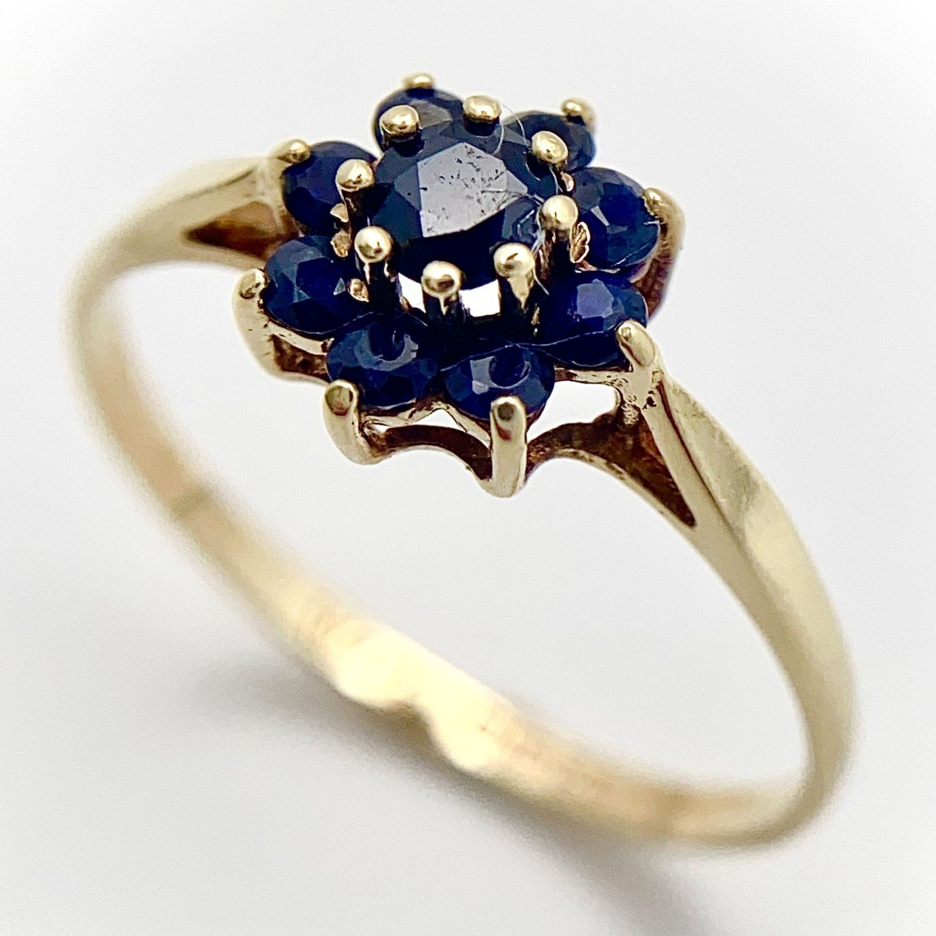 A 9K YELLOW GOLD SAPPHIRE SET CLUSTER RING. 1.3G. SIZE Q. - Image 4 of 9