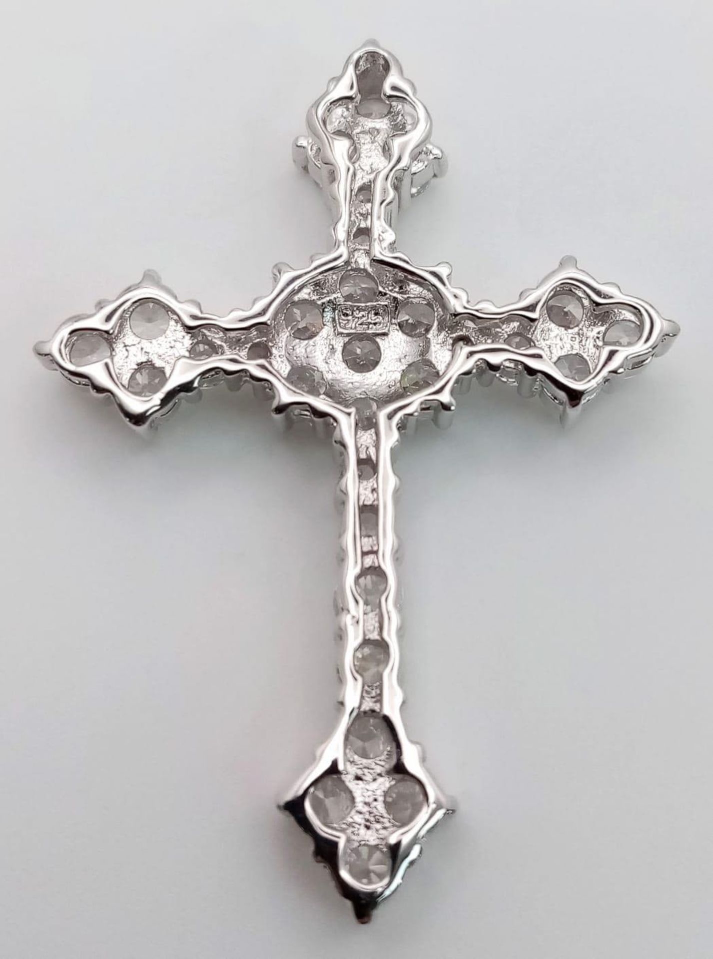 A SPARKLING STERLING SILVER FANCY STONE SET CROSS PENDANT, WEIGHT 5.1G - Bild 7 aus 8