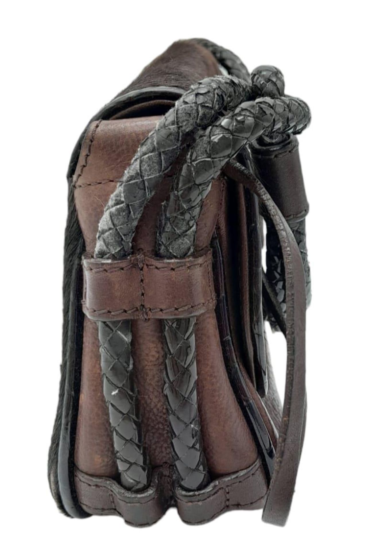 A Vintage Vivienne Westwood Handbag. Brown leather and pony hair exterior. Key clasp. Red textile - Bild 2 aus 8
