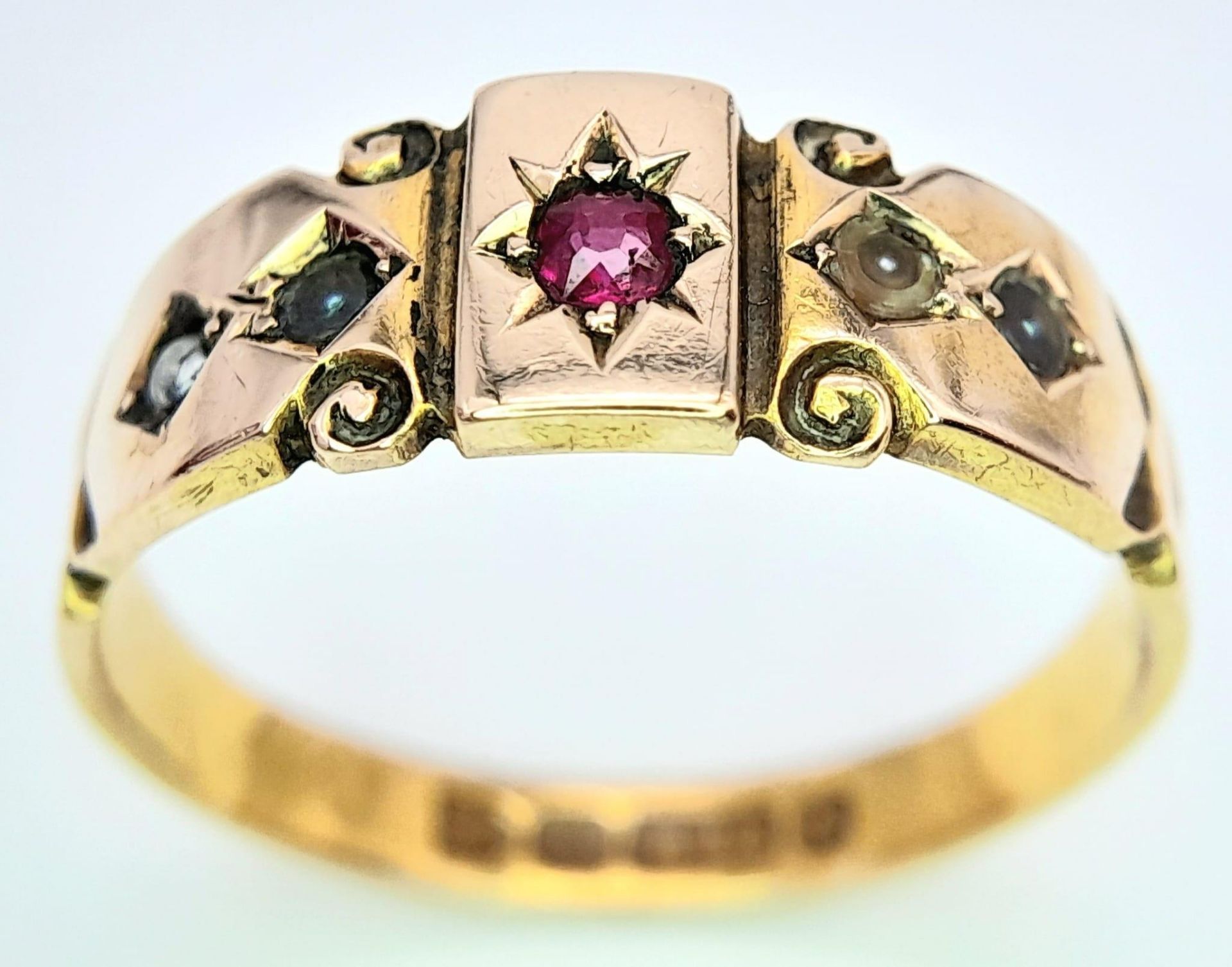 AN ANTIQUE 15K YELLOW GOLD RUBY AND PEARL RING. 2.9G. SIZE O. HALLMARKED CHESTER EITHER 1851 0R 1896 - Bild 2 aus 5