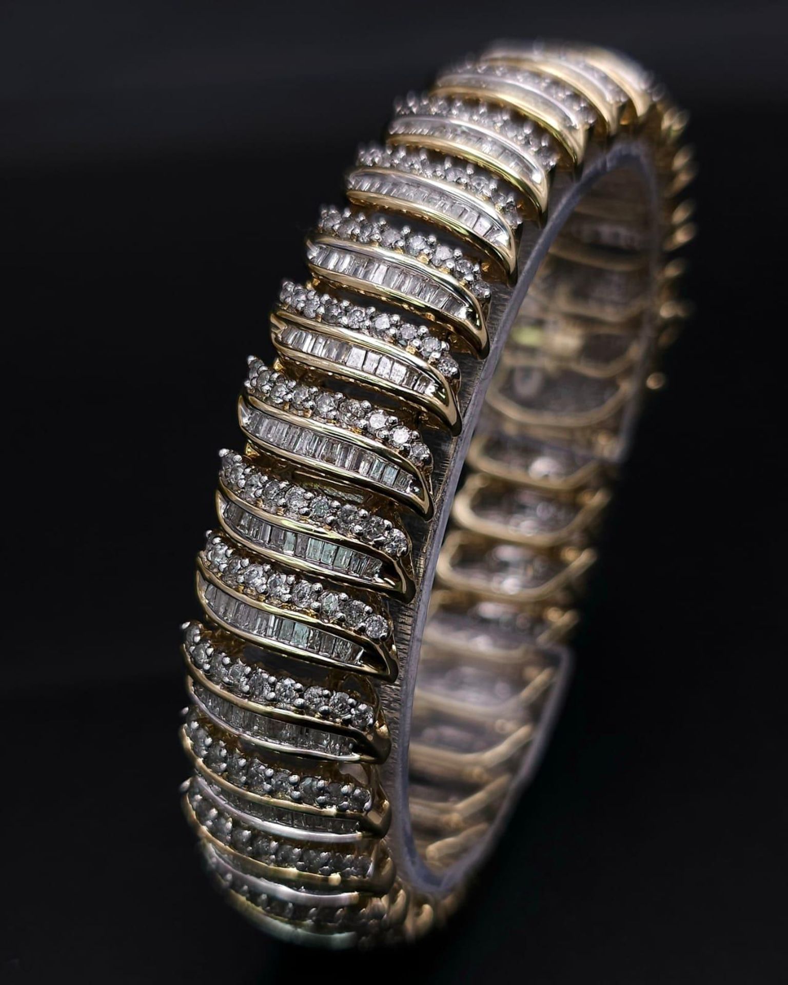 A BEAUTIFUL HEAD-TURNING 14K YELLOW GOLD DIAMOND TENNIS BRACELET WITH A MIXTURE OF ROUND AND - Image 2 of 10