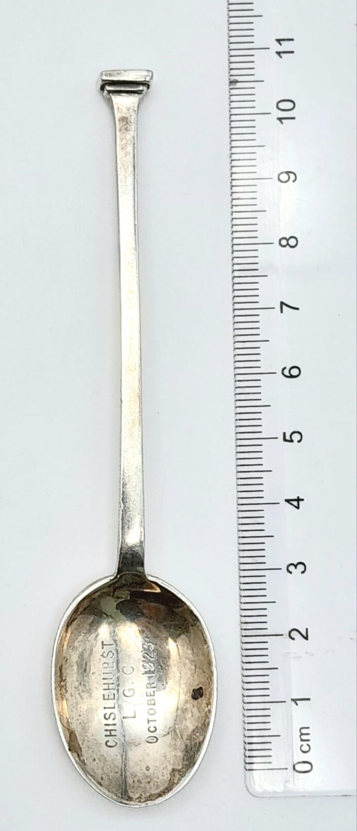 An antique sterling silver commemorative spoon with full London hallmarks, 1921. Total weight 12.8G. - Image 3 of 6