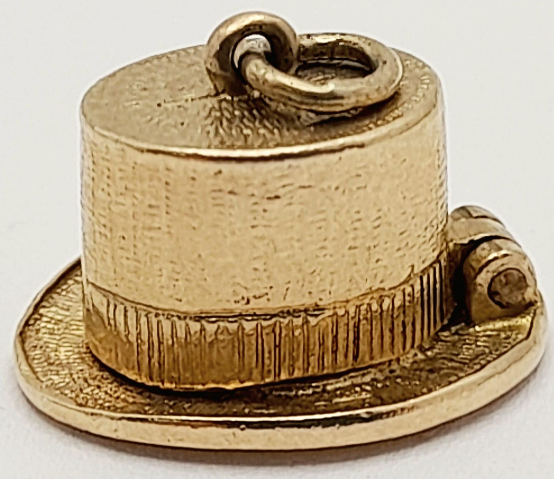 A 9K Yellow Gold Top Hat Pendant/Charm. 4.3g.