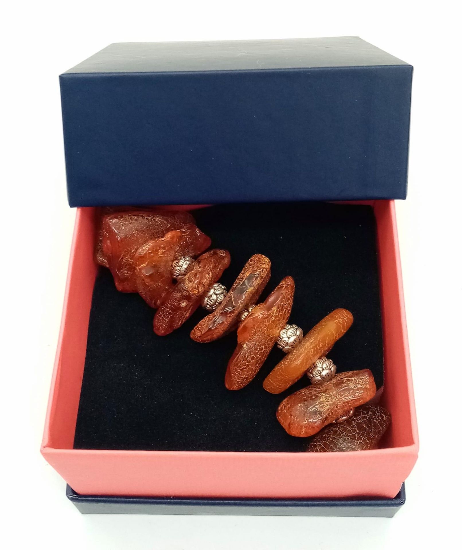 An interesting bracelet consisting of large, 100% natural, cognac coloured, Baltic amber nuggets, in - Bild 4 aus 4